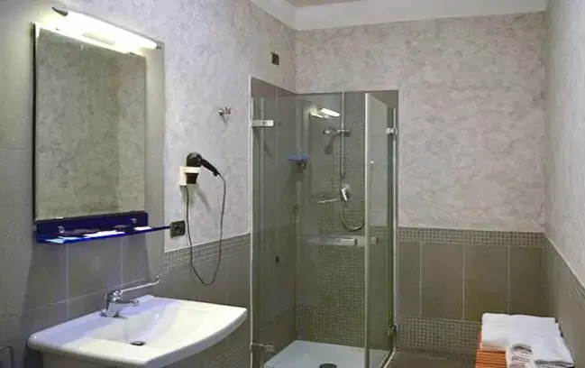 Shower, Bathroom in Hotel Lux