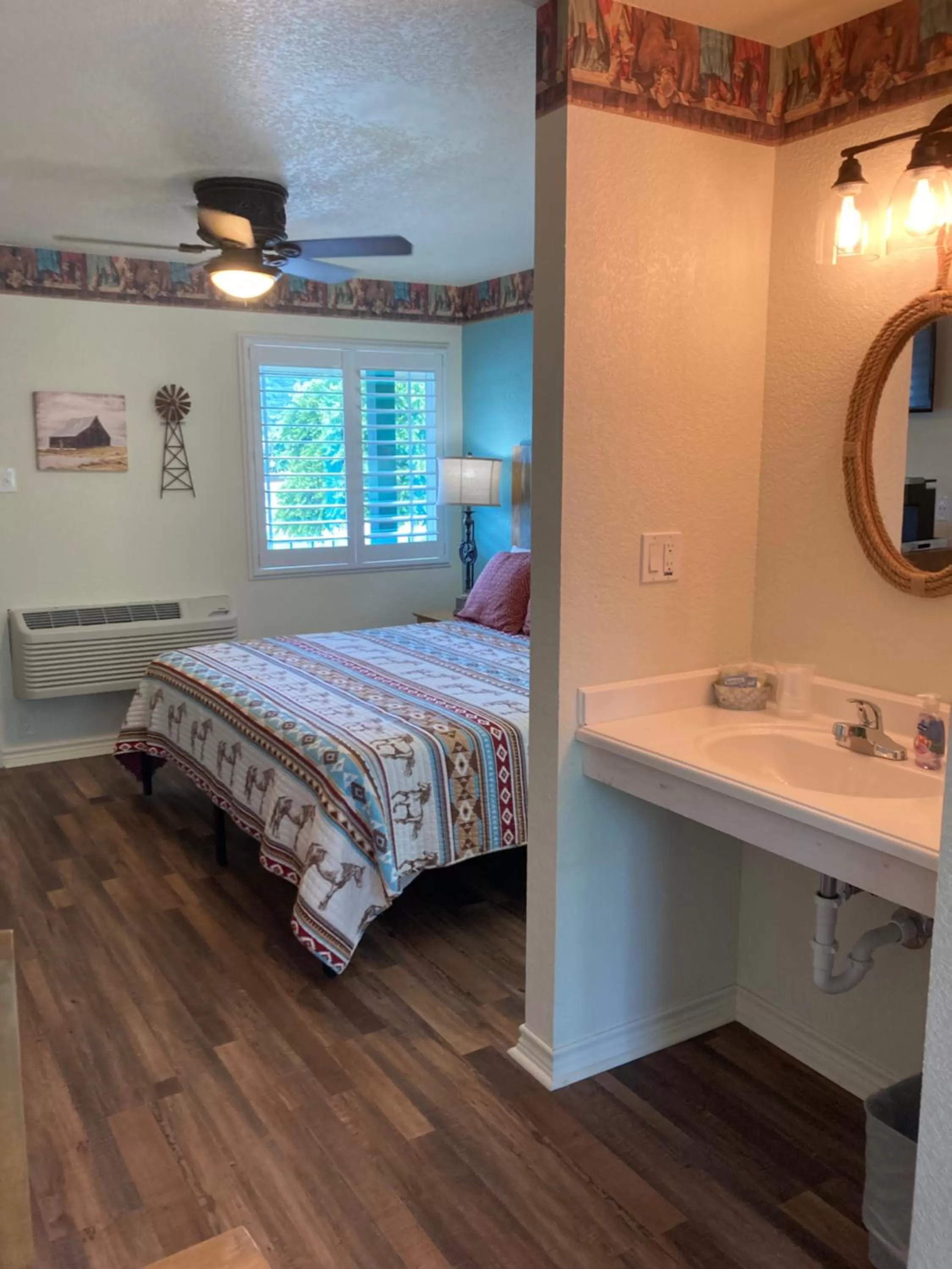 Photo of the whole room, Bed in Horseshoe Riverside Lodge