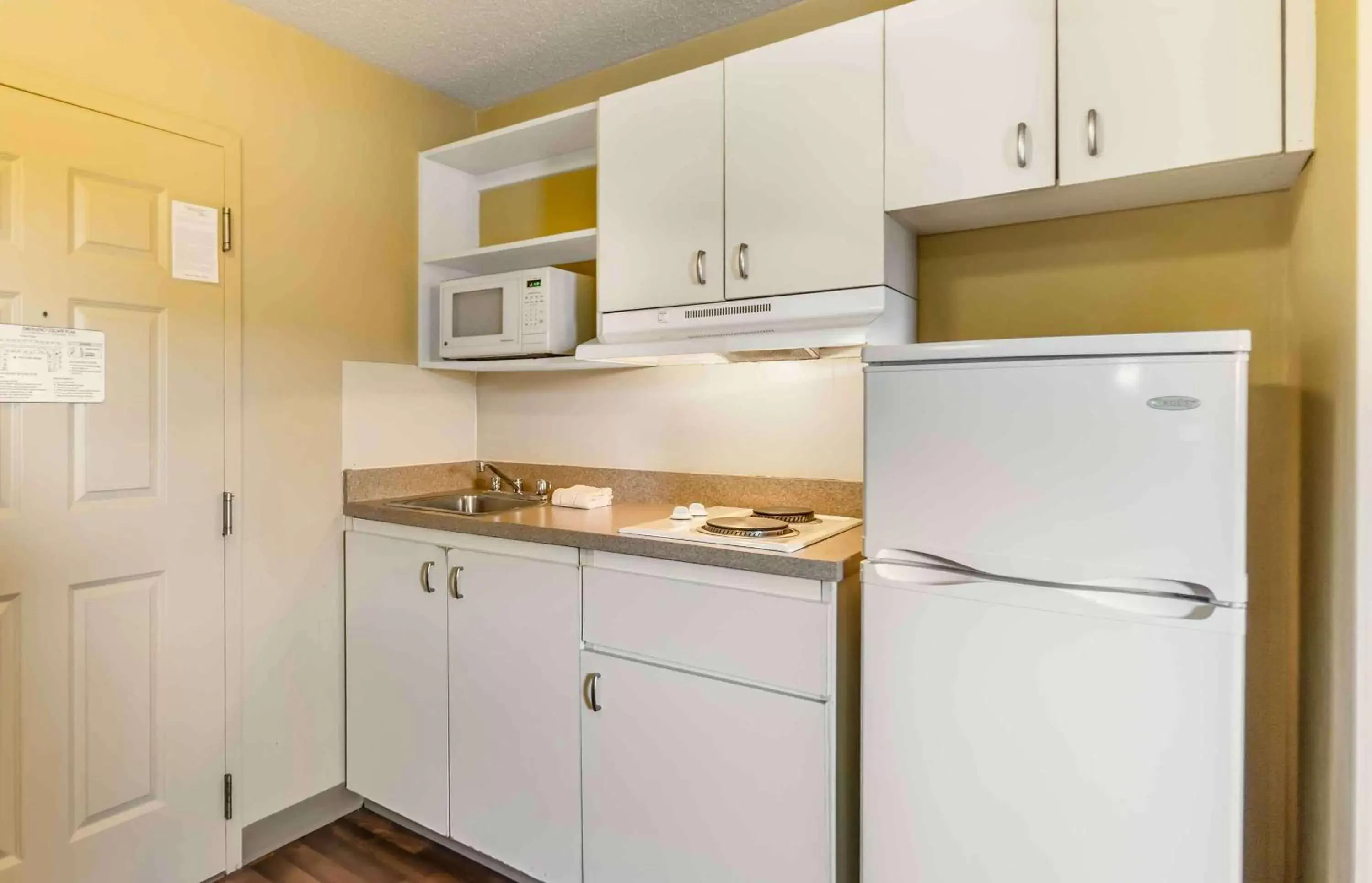 Bedroom, Kitchen/Kitchenette in Extended Stay America Suites - Chesapeake - Churchland Blvd