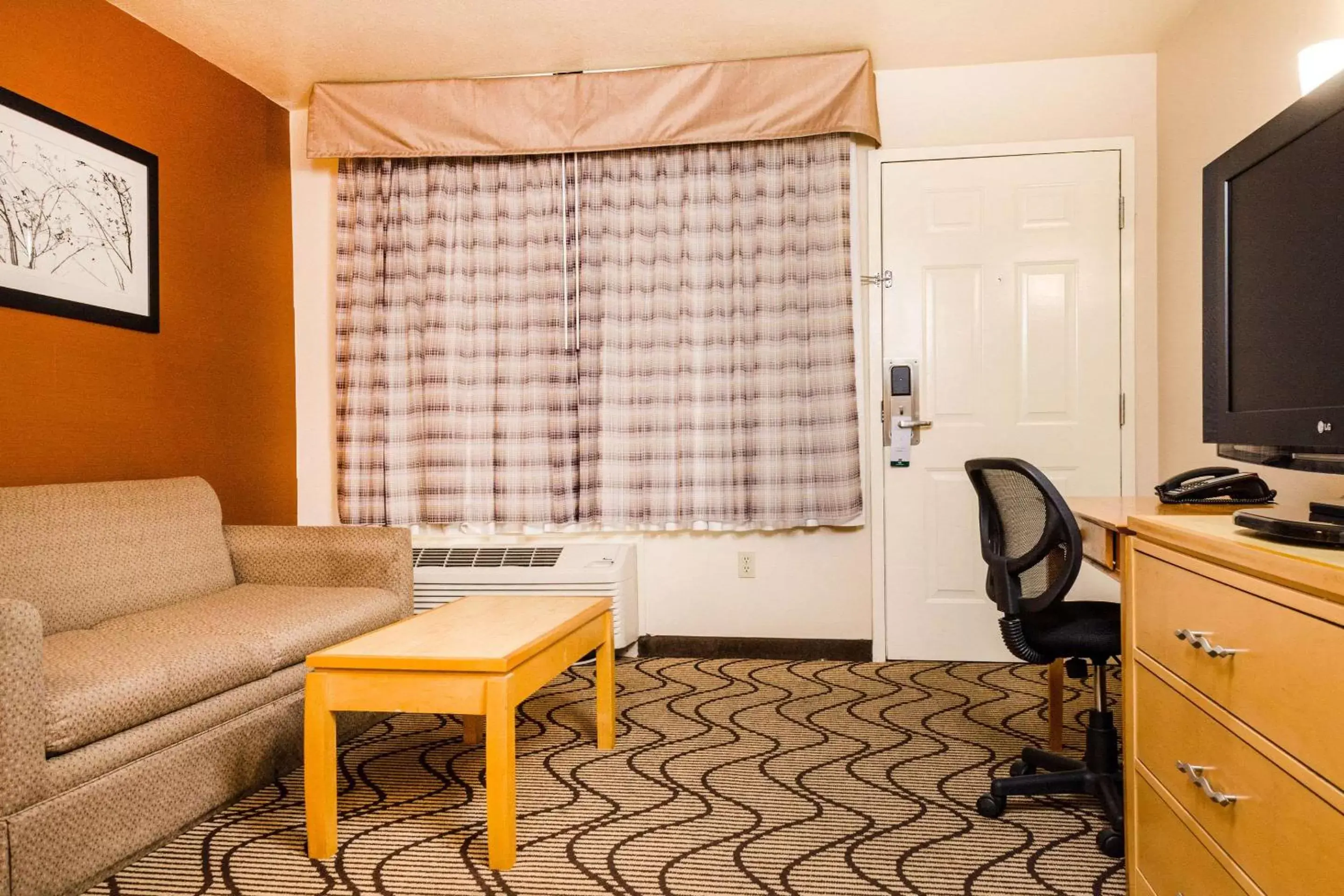 Photo of the whole room, Seating Area in Quality Inn & Suites Lathrop