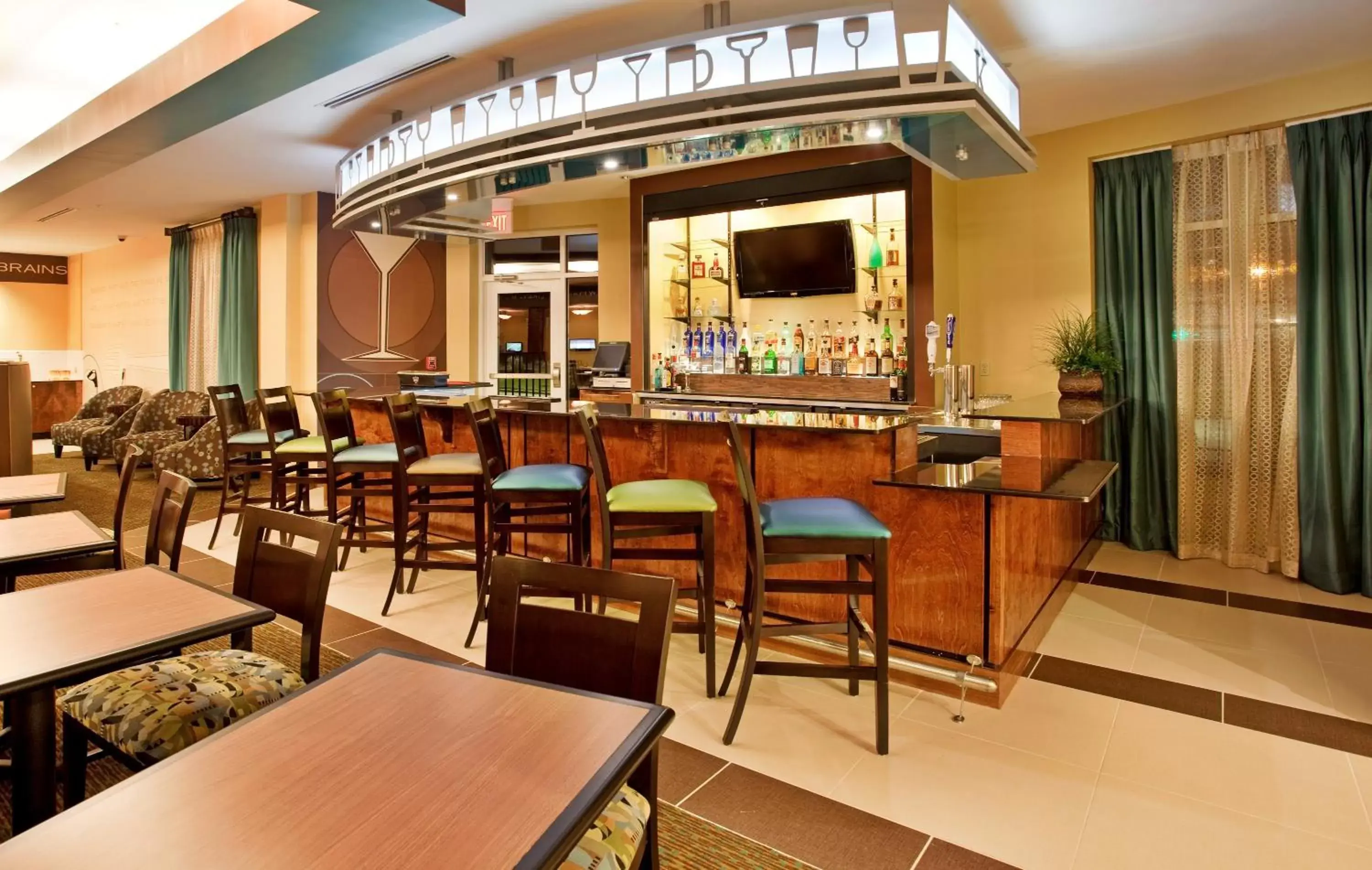Lounge or bar, Restaurant/Places to Eat in Holiday Inn Columbia East, an IHG Hotel