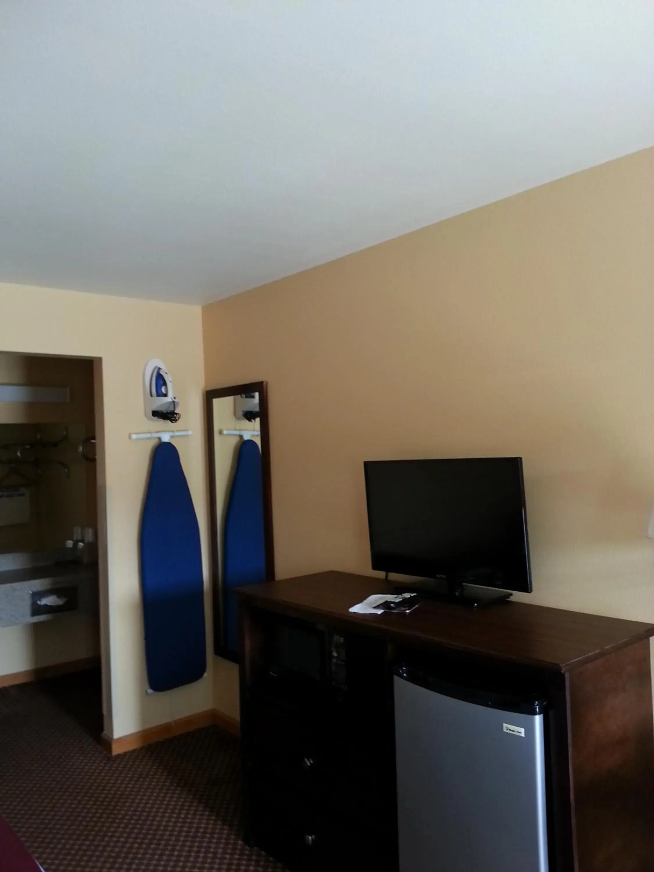 TV/Entertainment Center in Americas Best Value Inn & Suites Bryant Little Rock