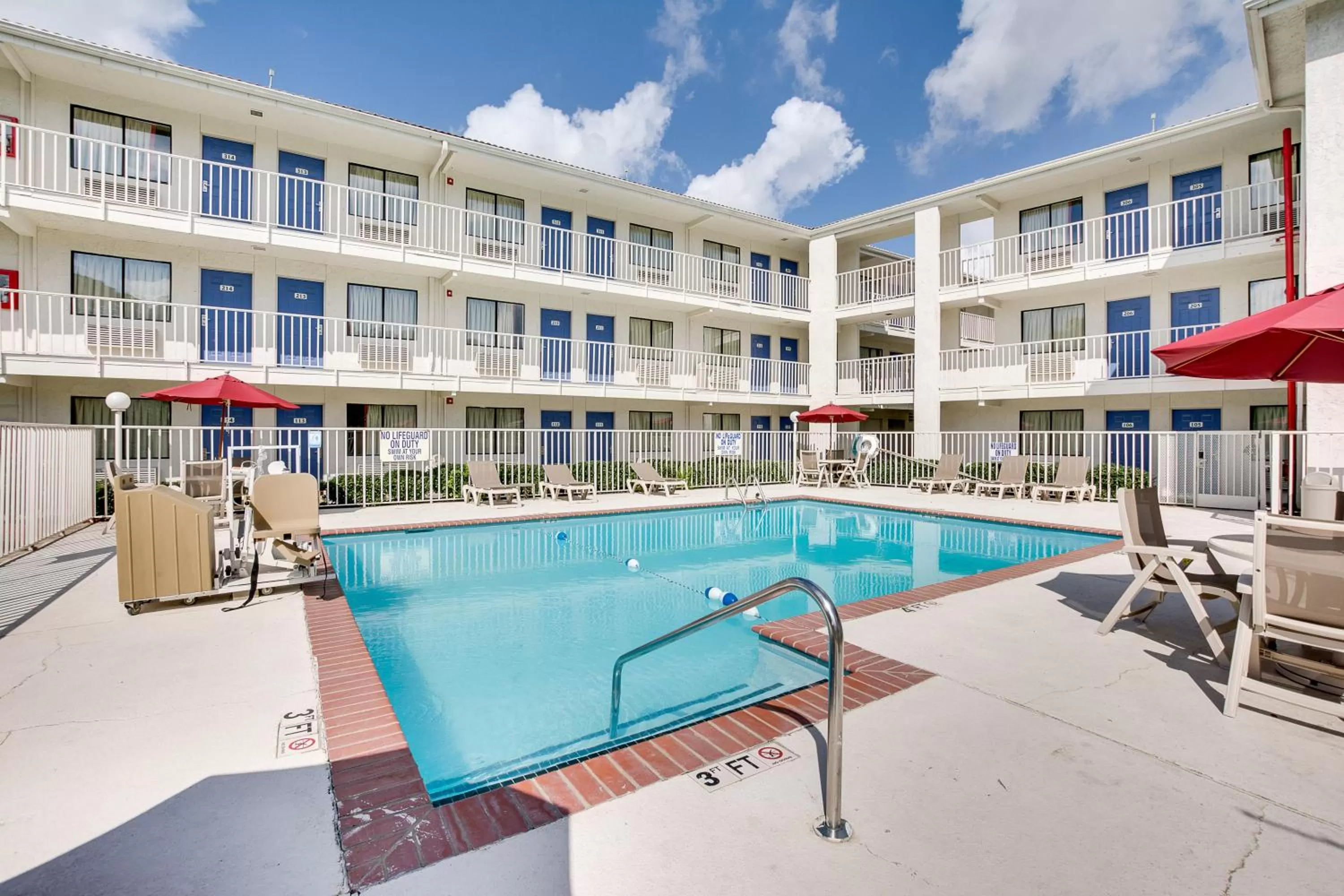 Swimming pool in Motel 6-Columbus, OH - West