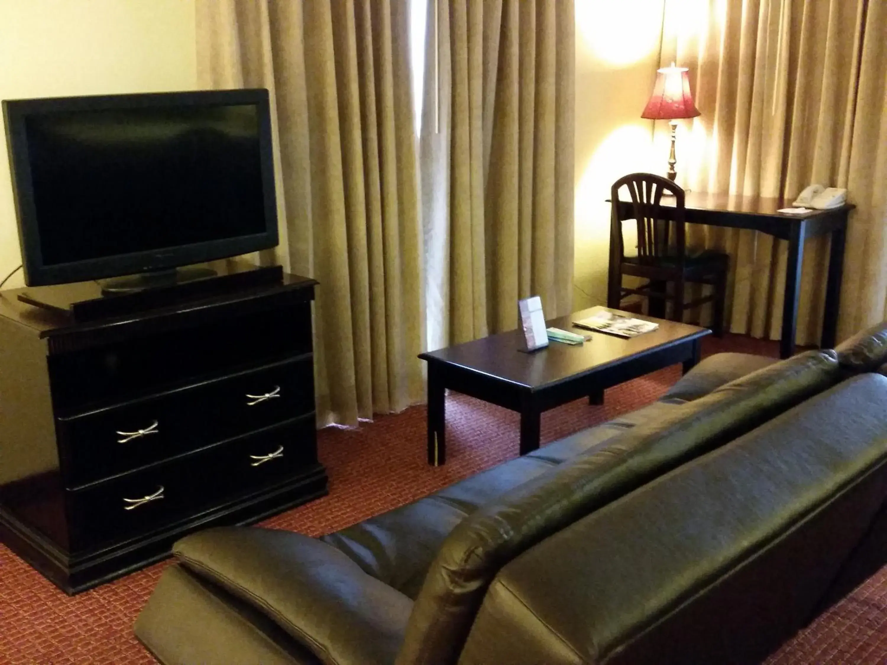 Living room, TV/Entertainment Center in Hawthorn Suites By Wyndham Columbus North