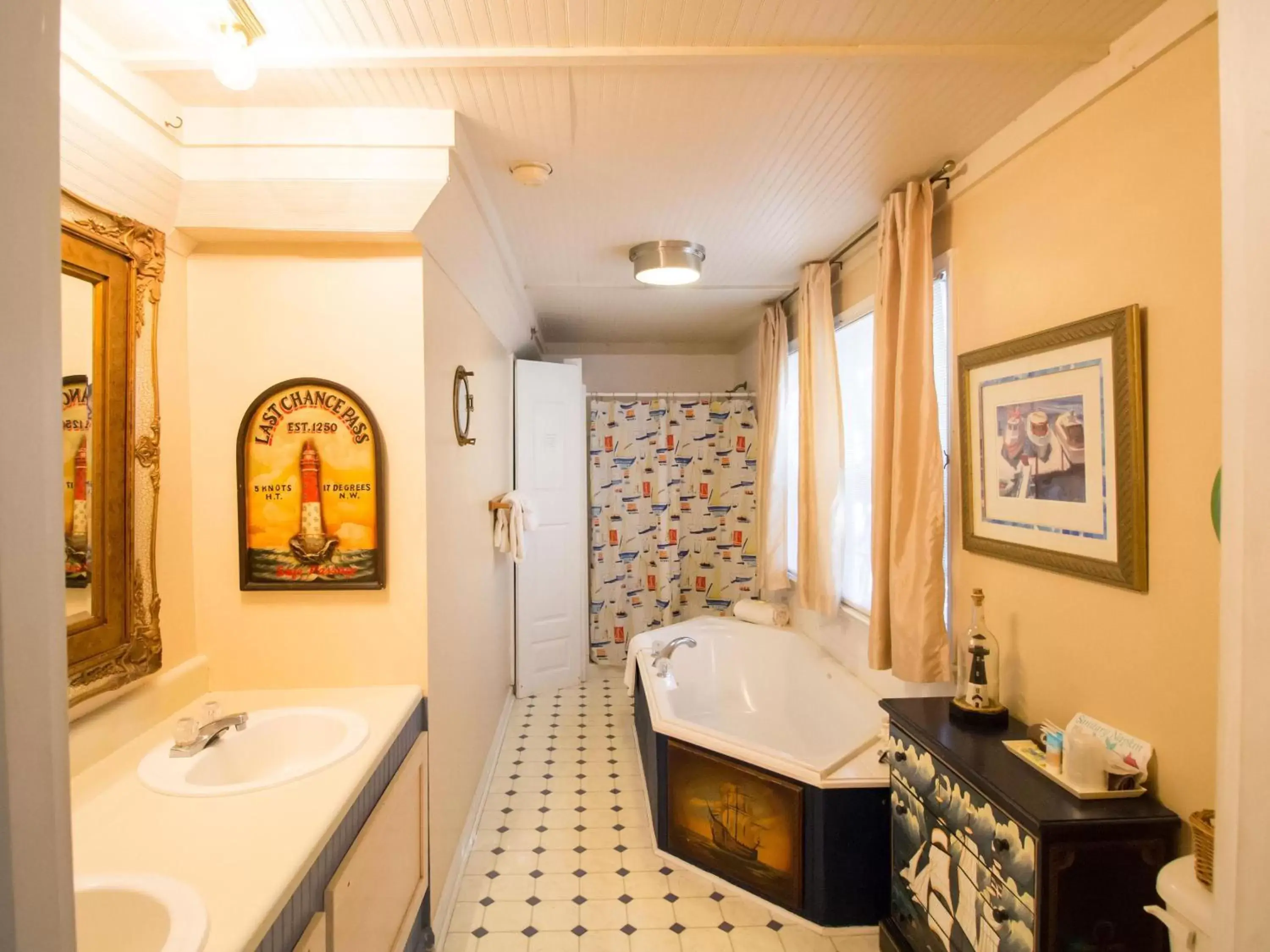 Bathroom in Tybee Island Inn Bed & Breakfast