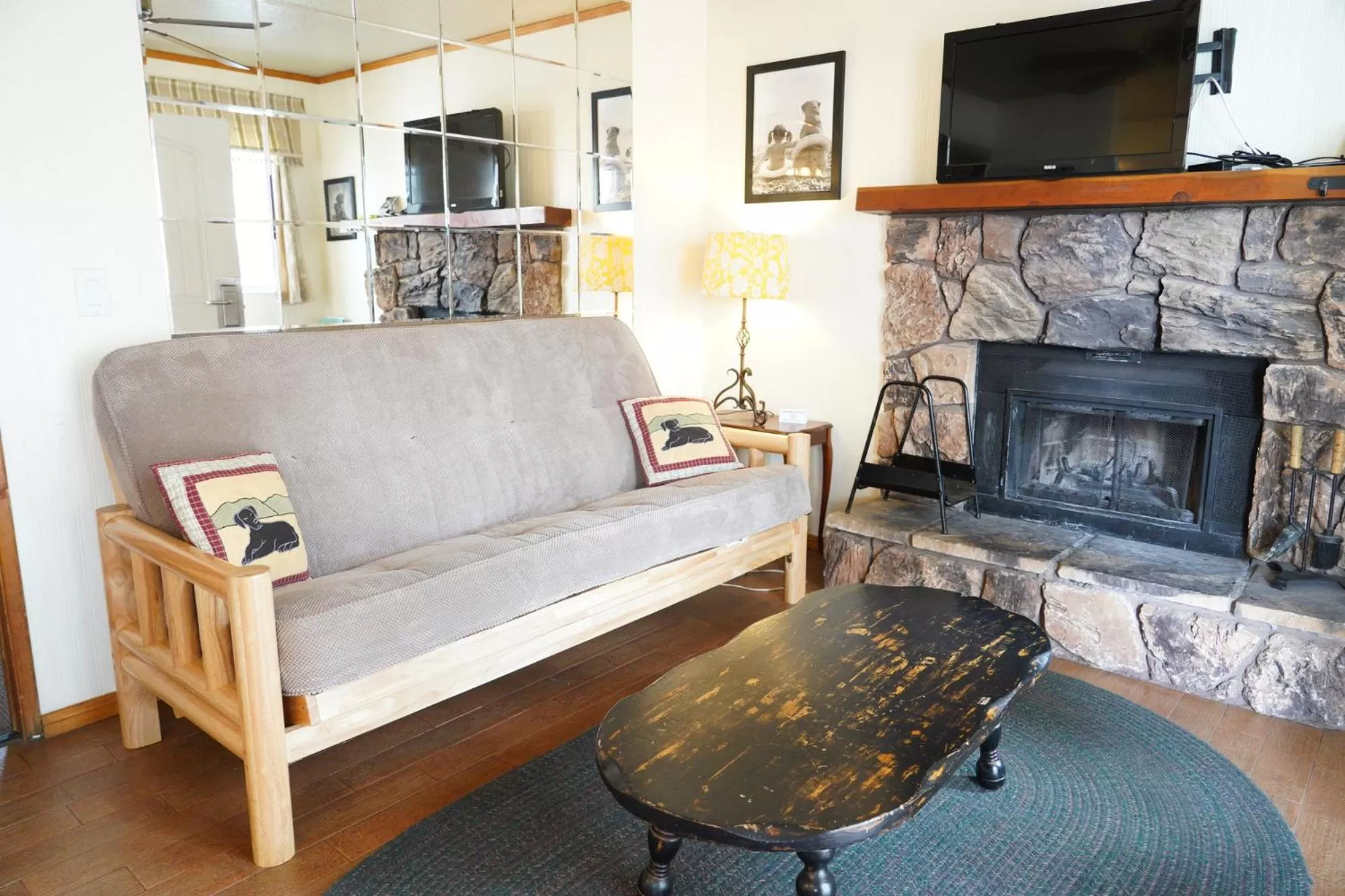 Living room, Seating Area in Hillcrest Suites & Cabins