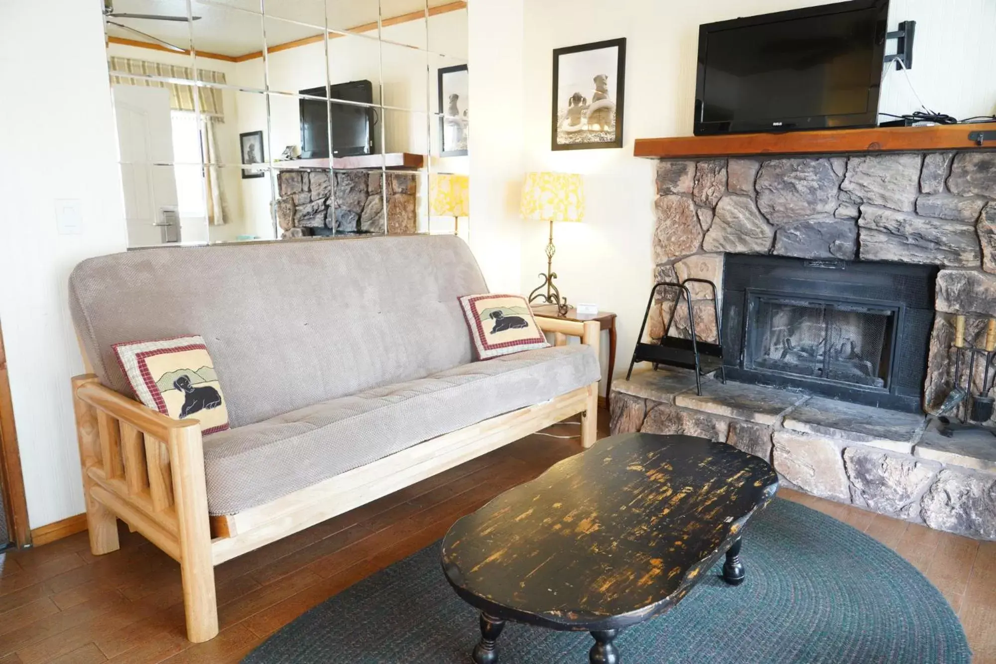 Living room, Seating Area in Hillcrest Suites & Cabins