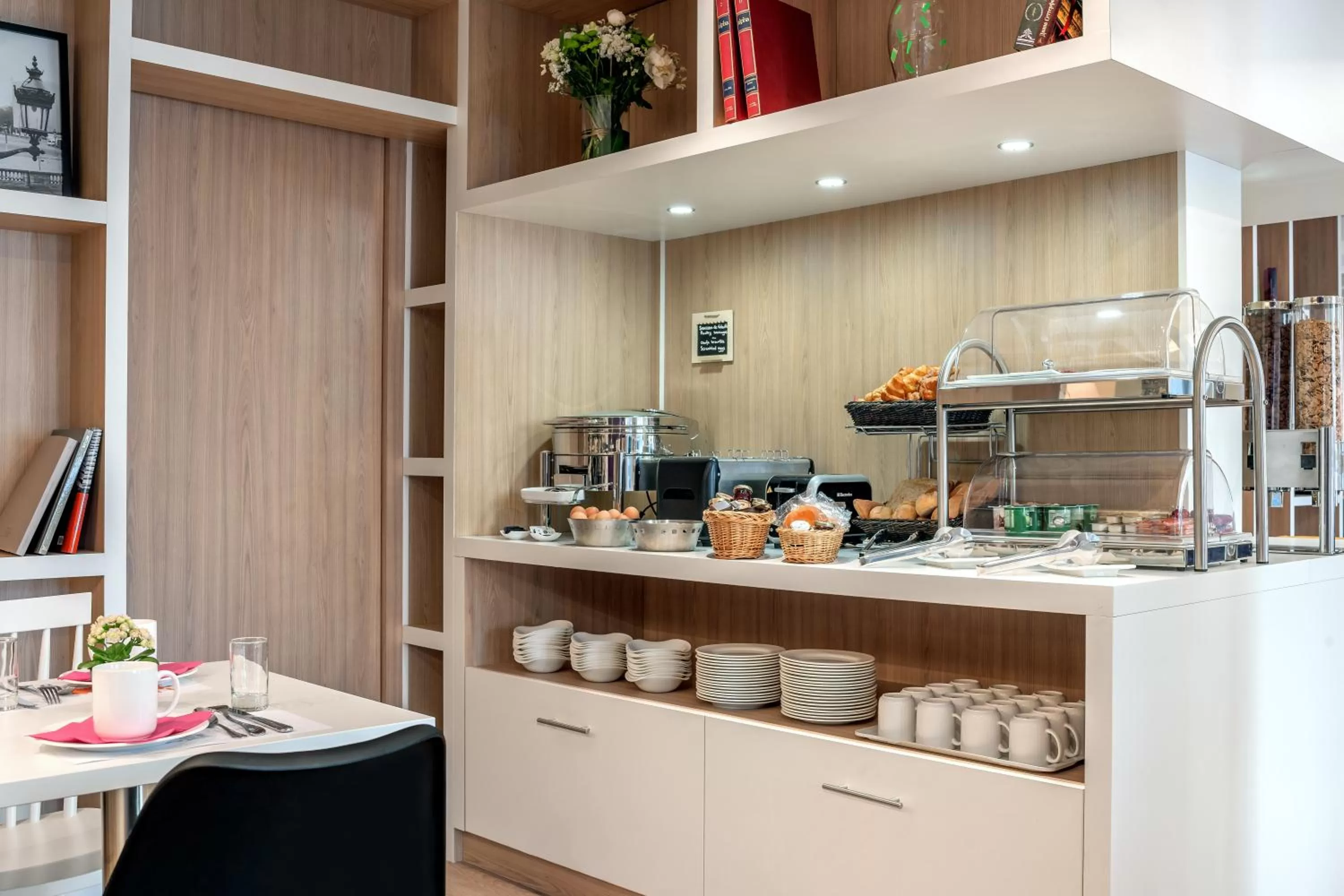 Restaurant/places to eat in Citadines Montmartre Paris