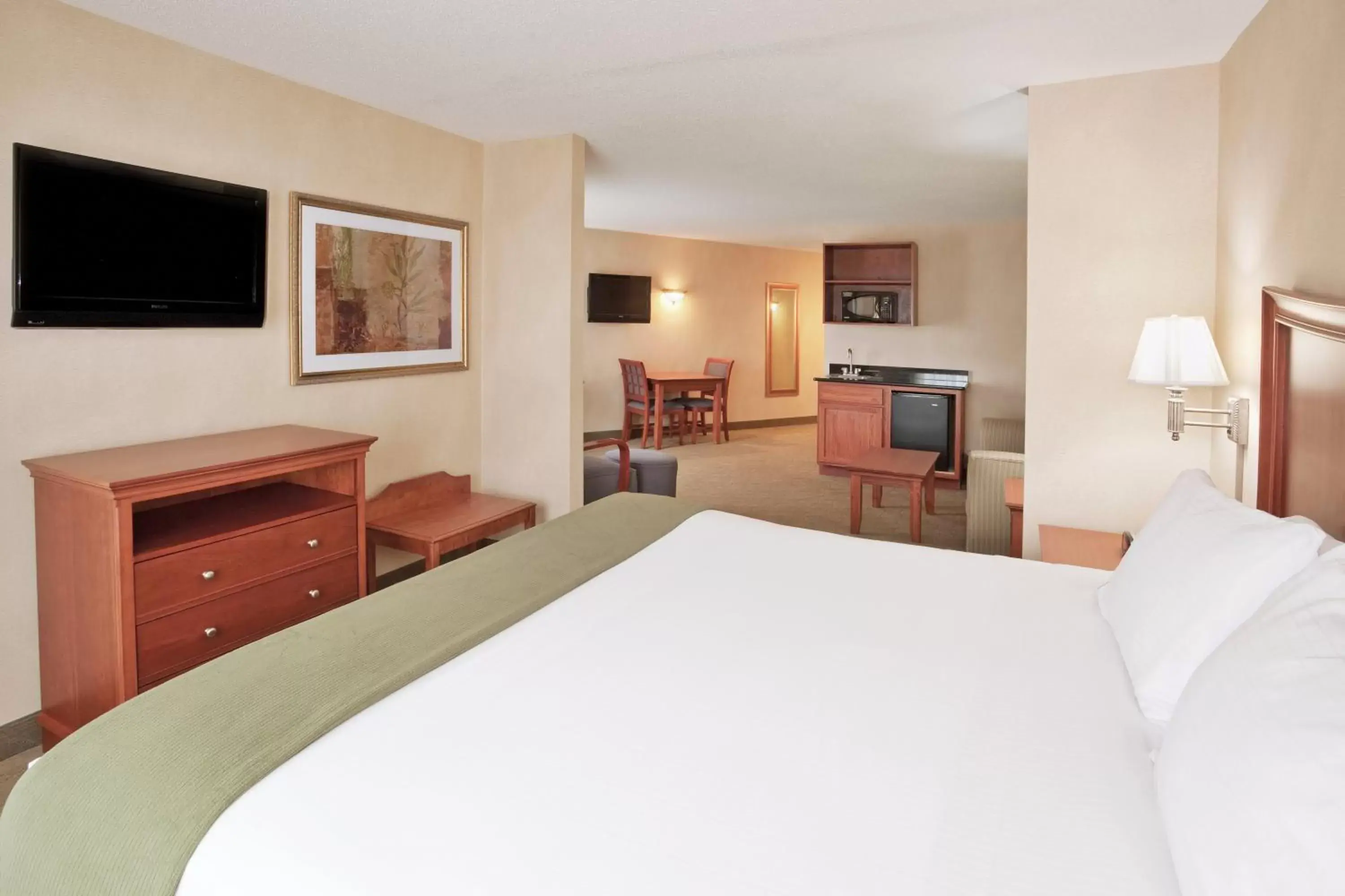 Photo of the whole room, Bed in Holiday Inn Express Hotel & Suites Auburn Hills, an IHG Hotel