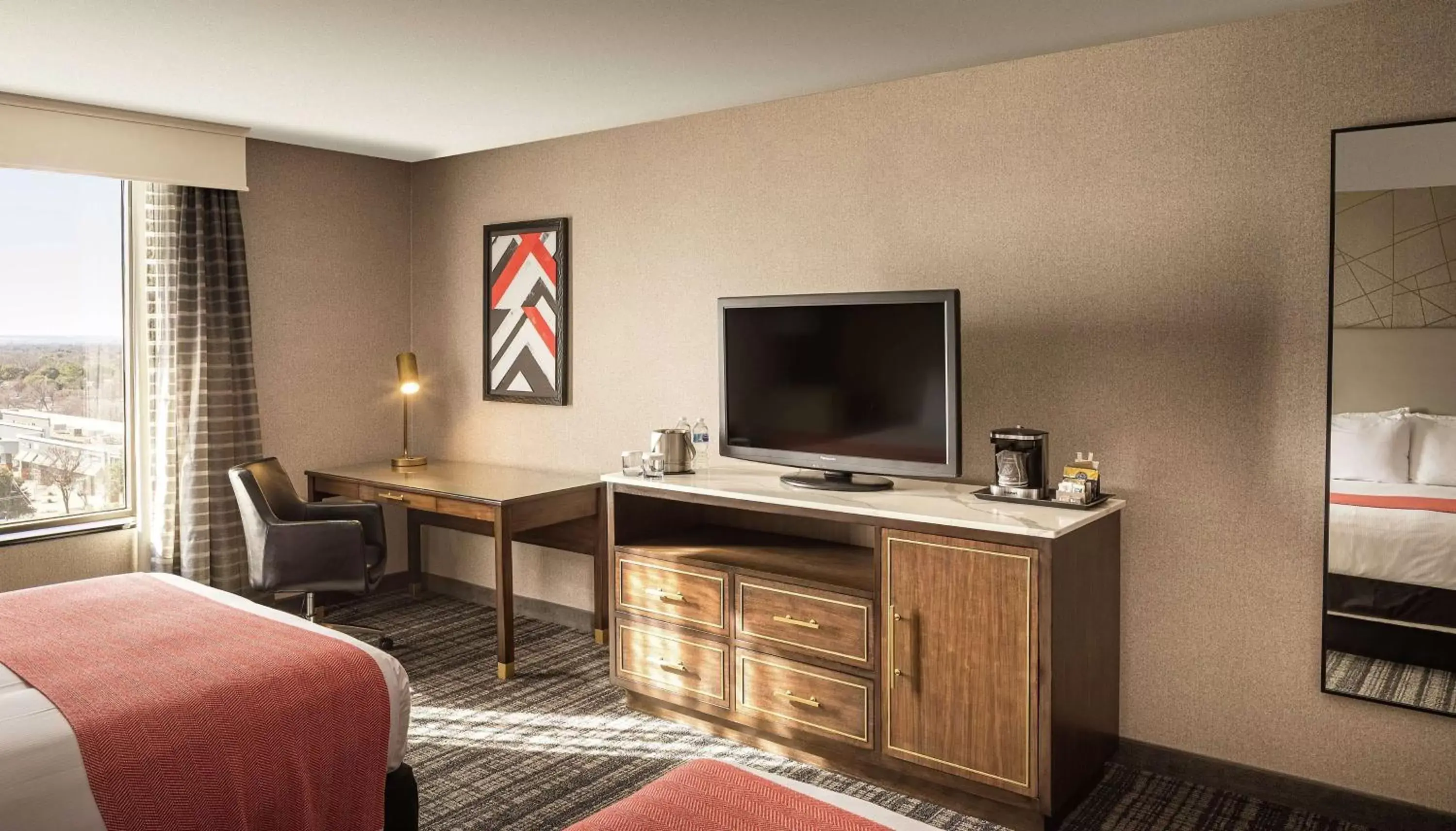 Bedroom, TV/Entertainment Center in DoubleTree by Hilton Dallas Near the Galleria