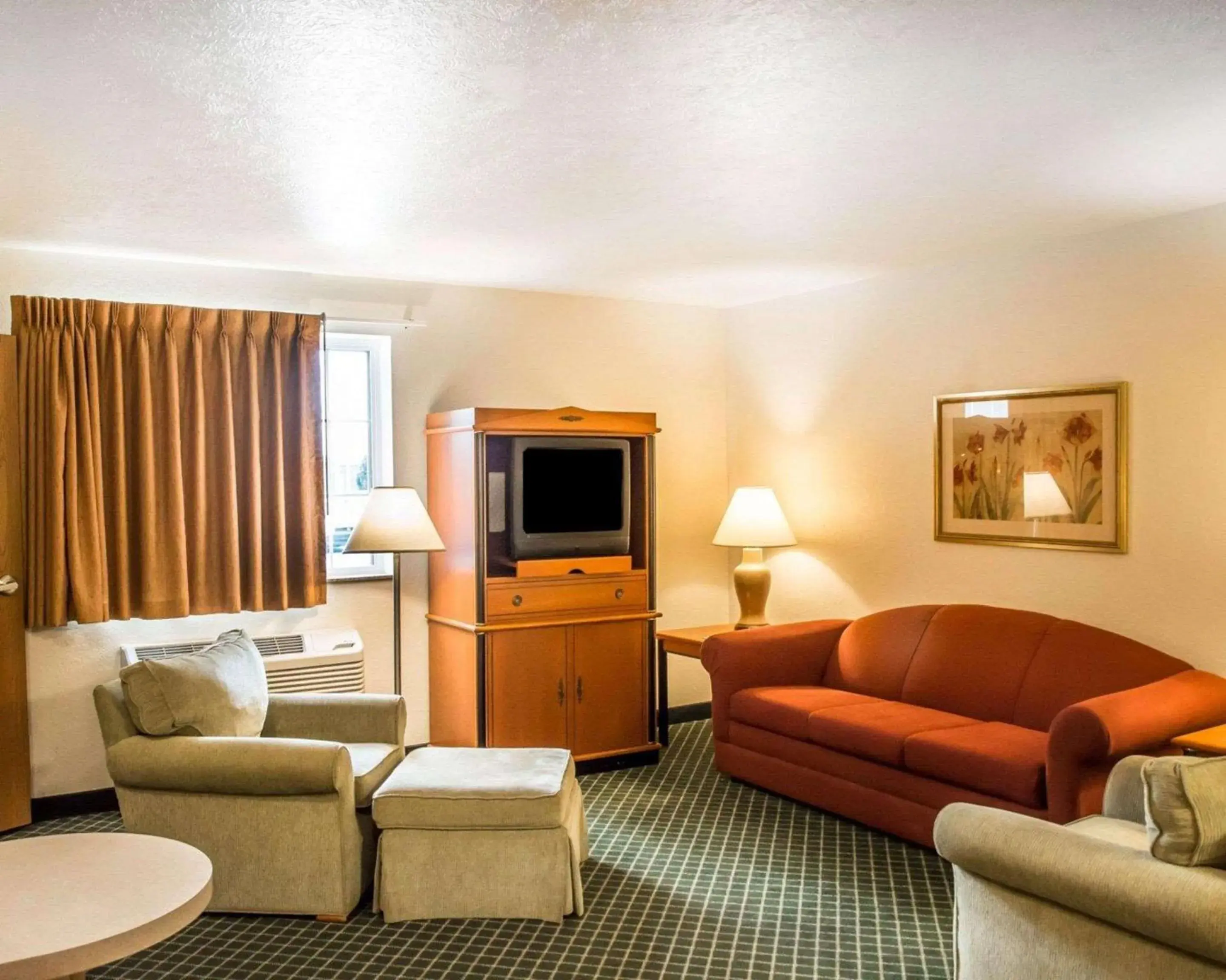 Bedroom, Seating Area in Suburban Studios Dayton-WP AFB