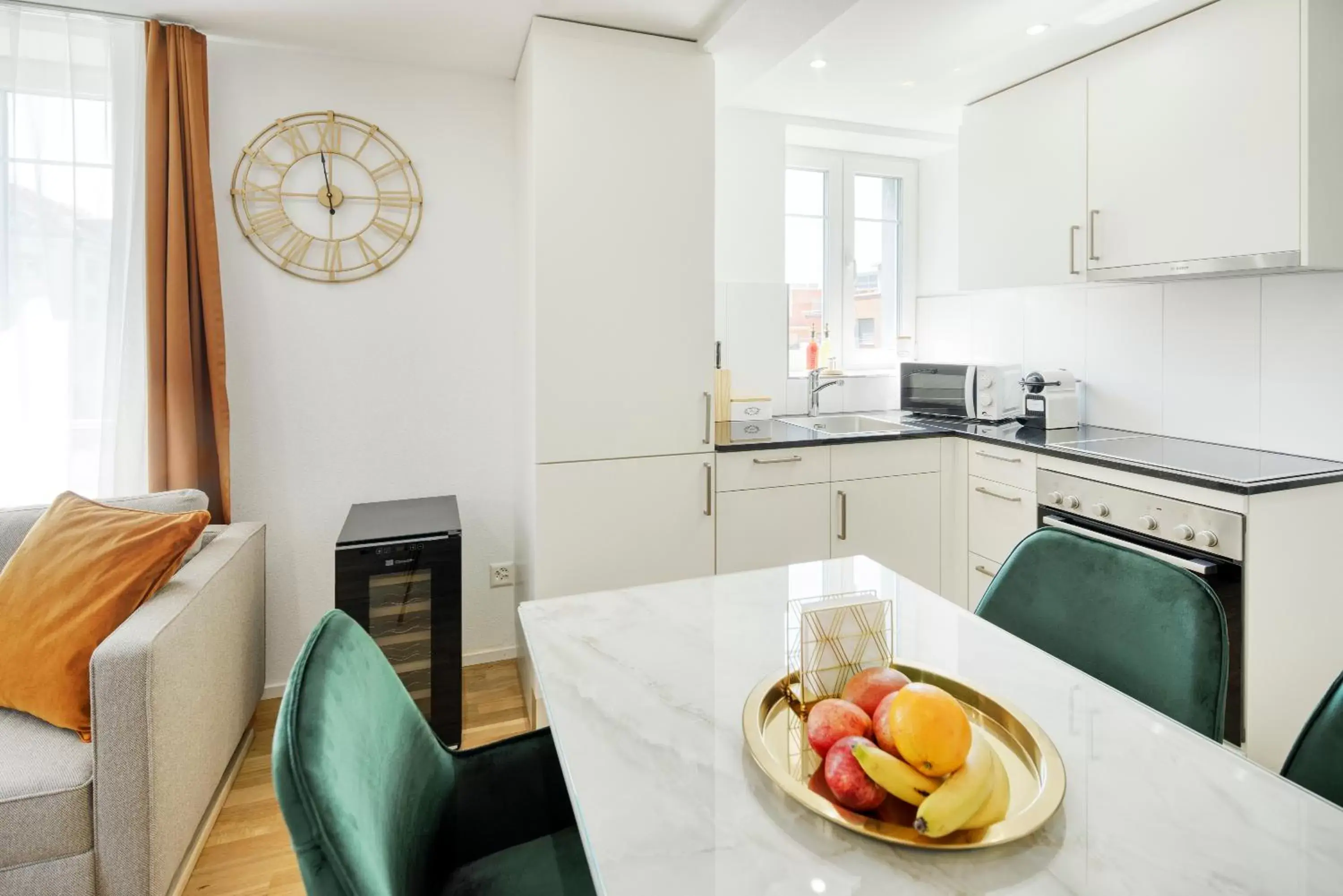 Kitchen or kitchenette, Dining Area in EH Apartments Saturn