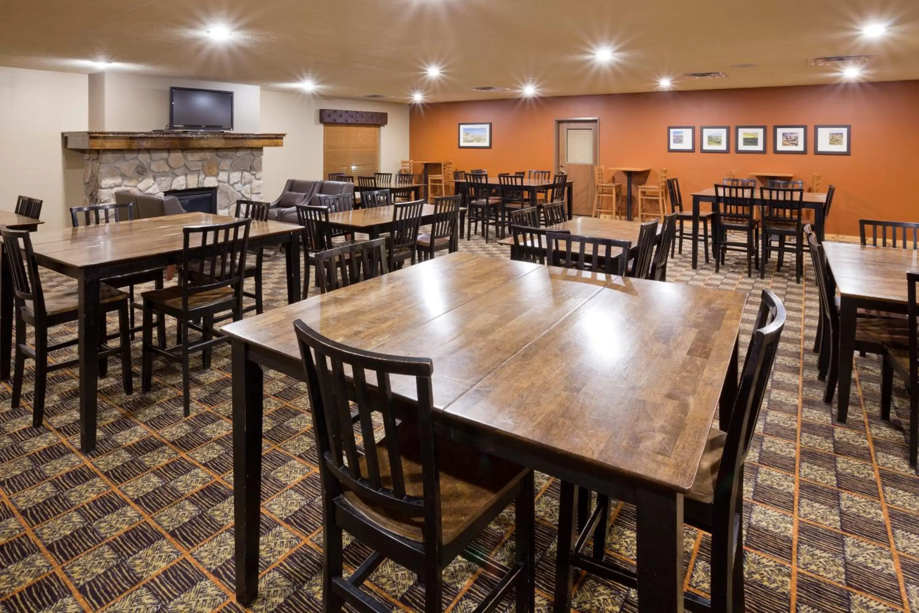 Communal lounge/ TV room, Restaurant/Places to Eat in AmericInn by Wyndham Fargo Medical Center