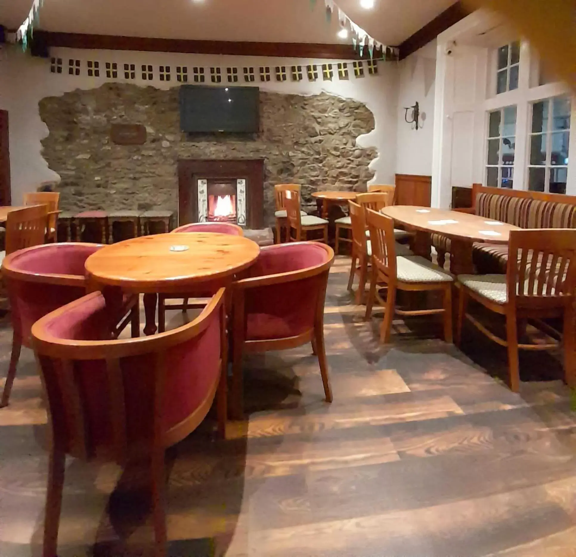 Lounge or bar, Restaurant/Places to Eat in The Bull Hotel