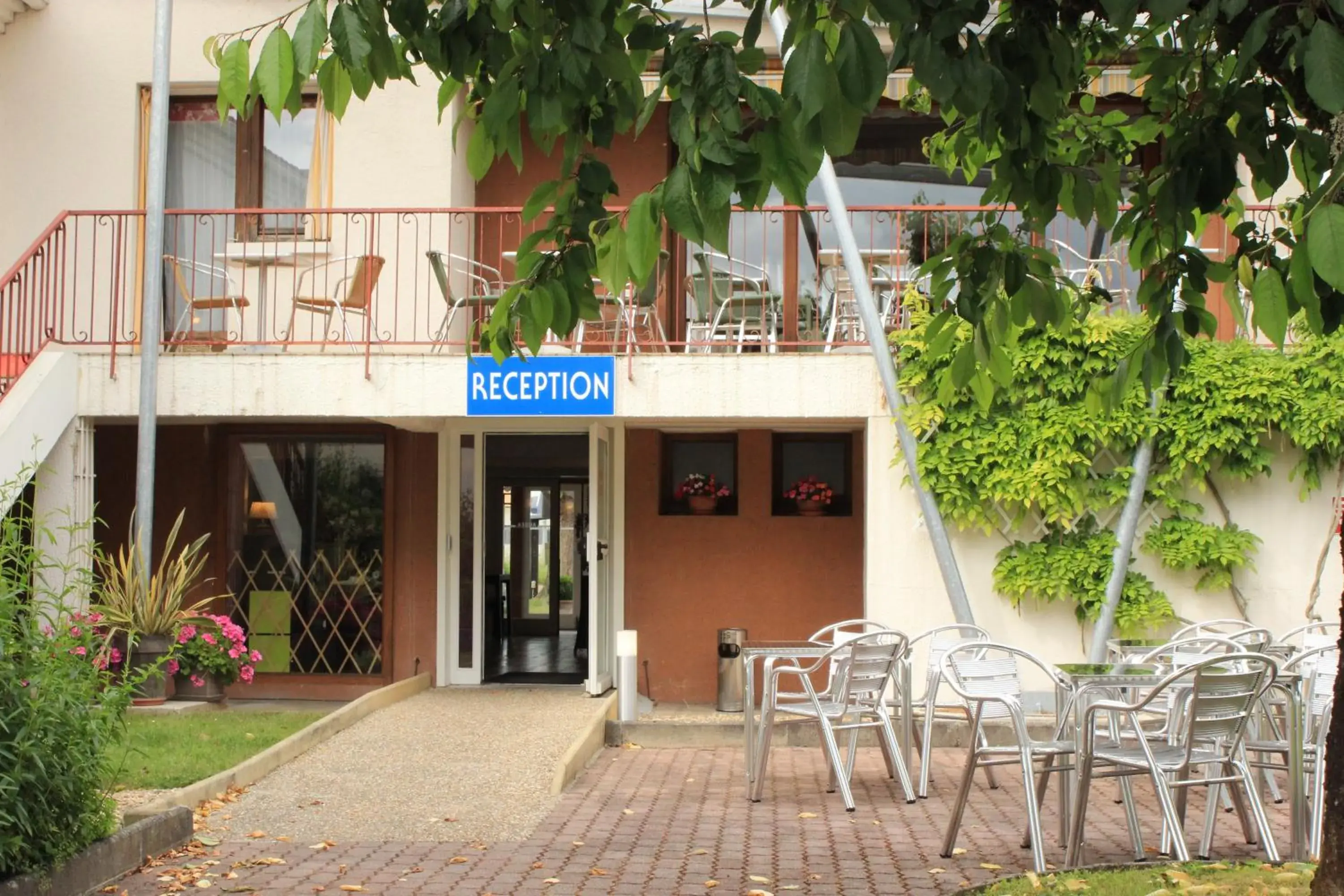 Patio in Logis Aurea Hotel