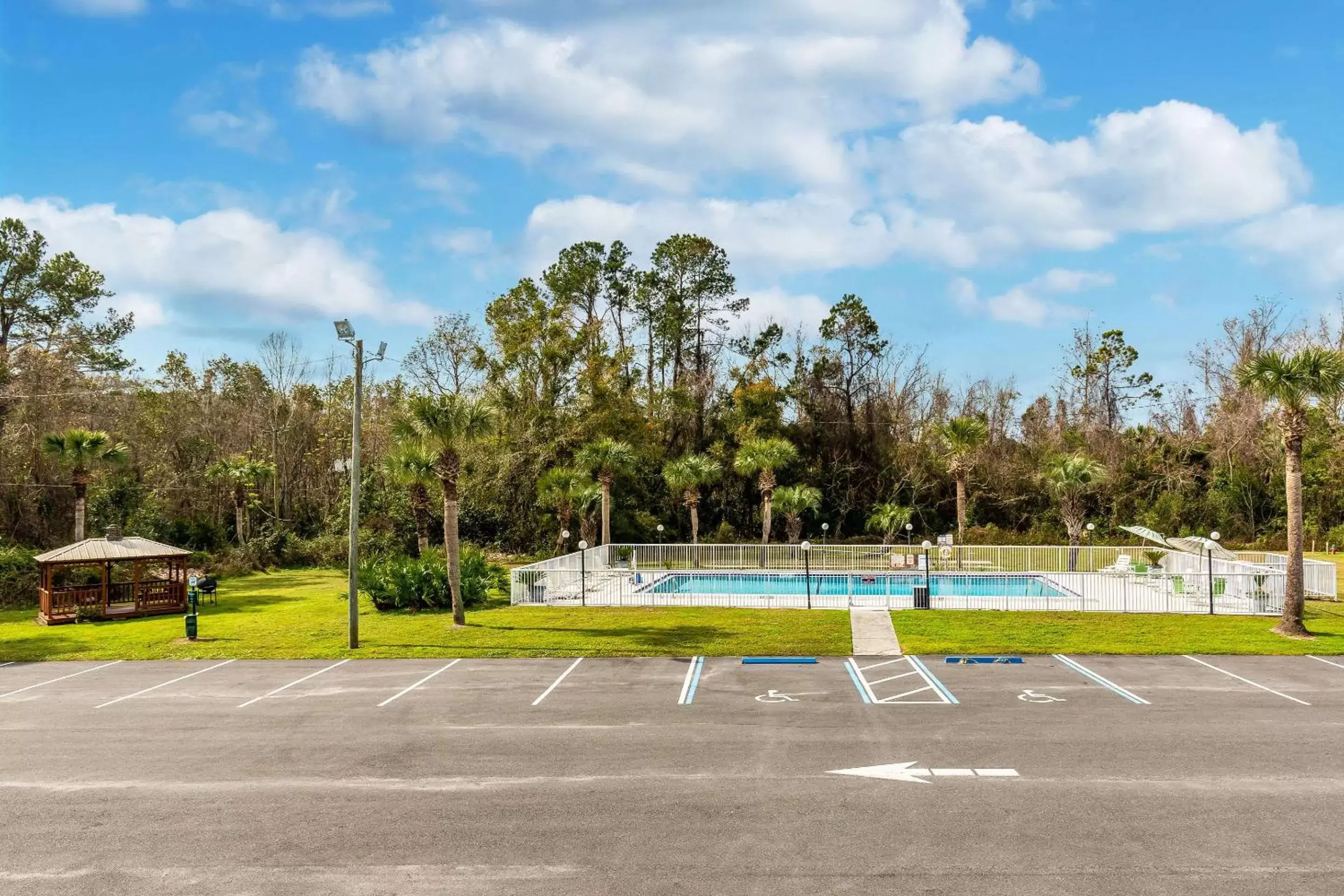 Property building, Swimming Pool in Econo Lodge Lake City-North