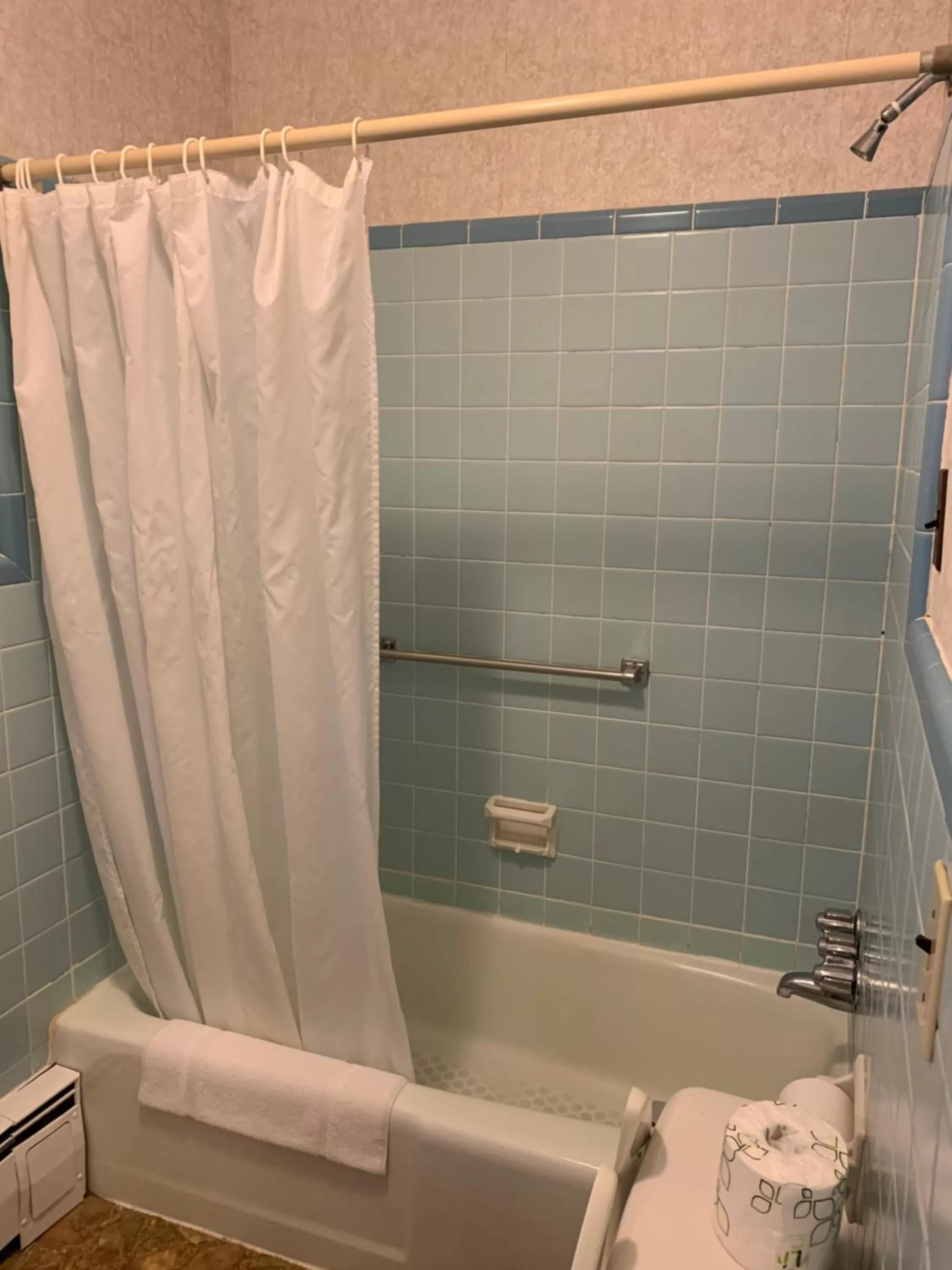 Bathroom in Knob Hill Motor Lodge