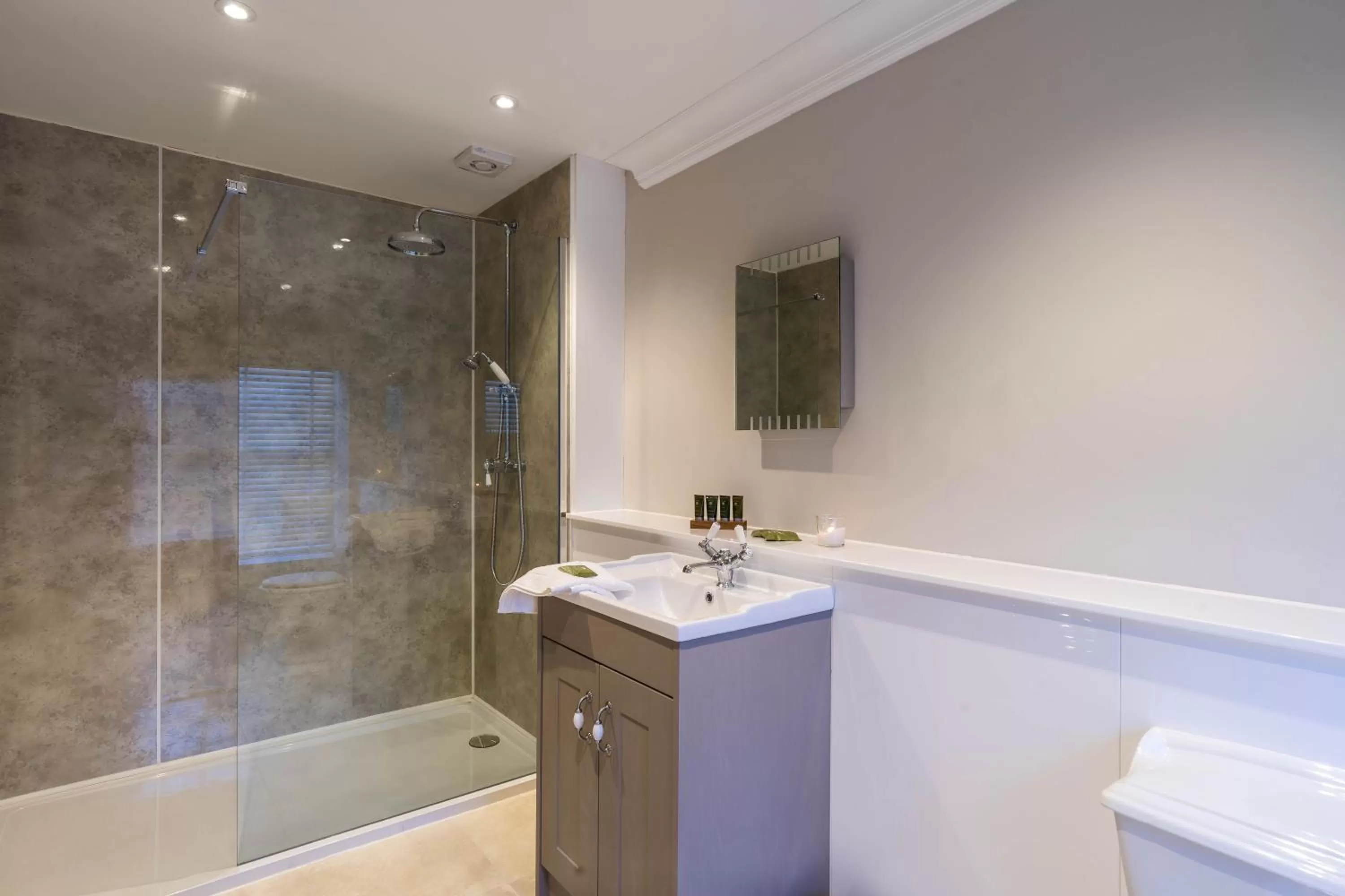 Shower in Greyhound Inn Wilton