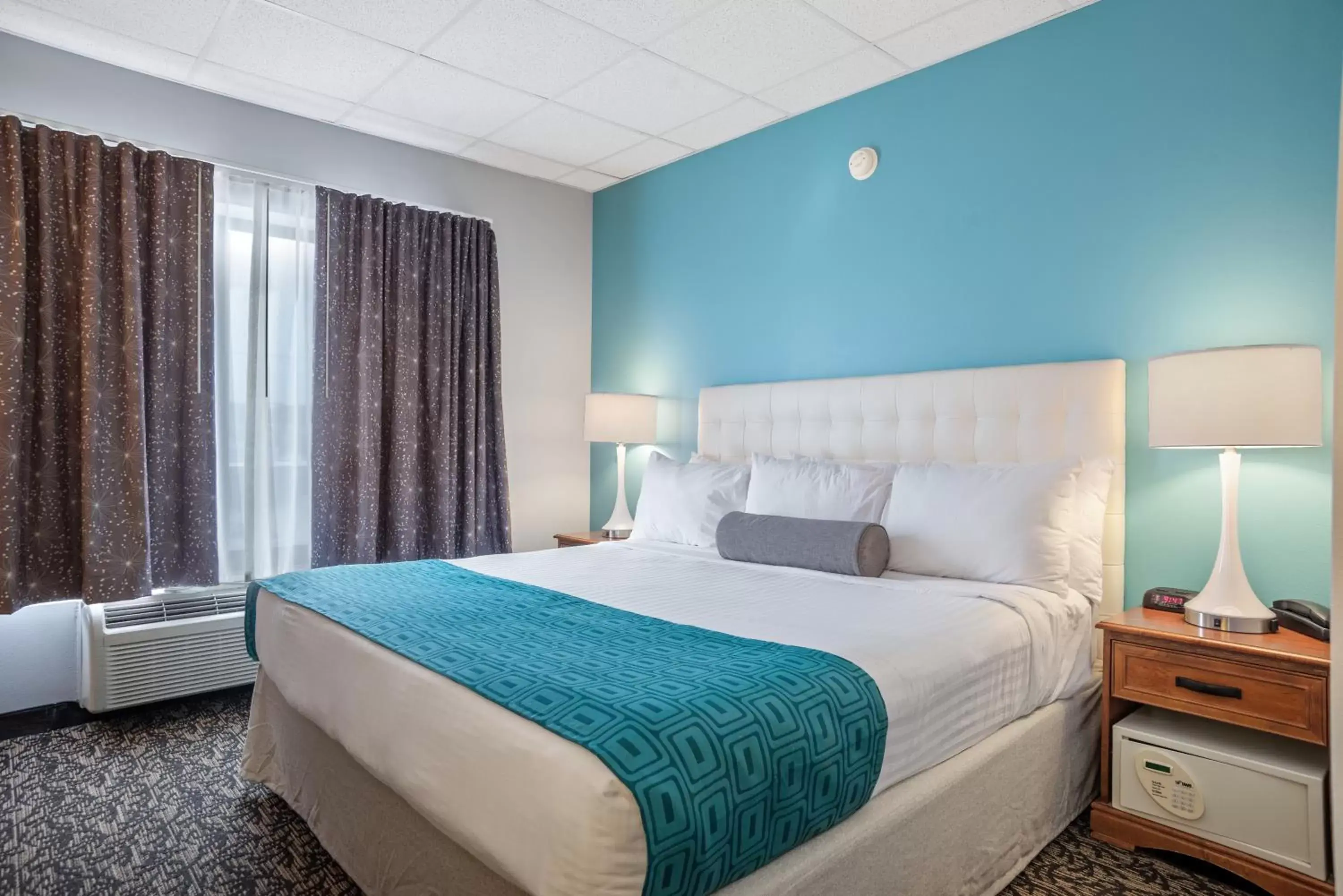 Bed in Howard Johnson by Wyndham Rapid City