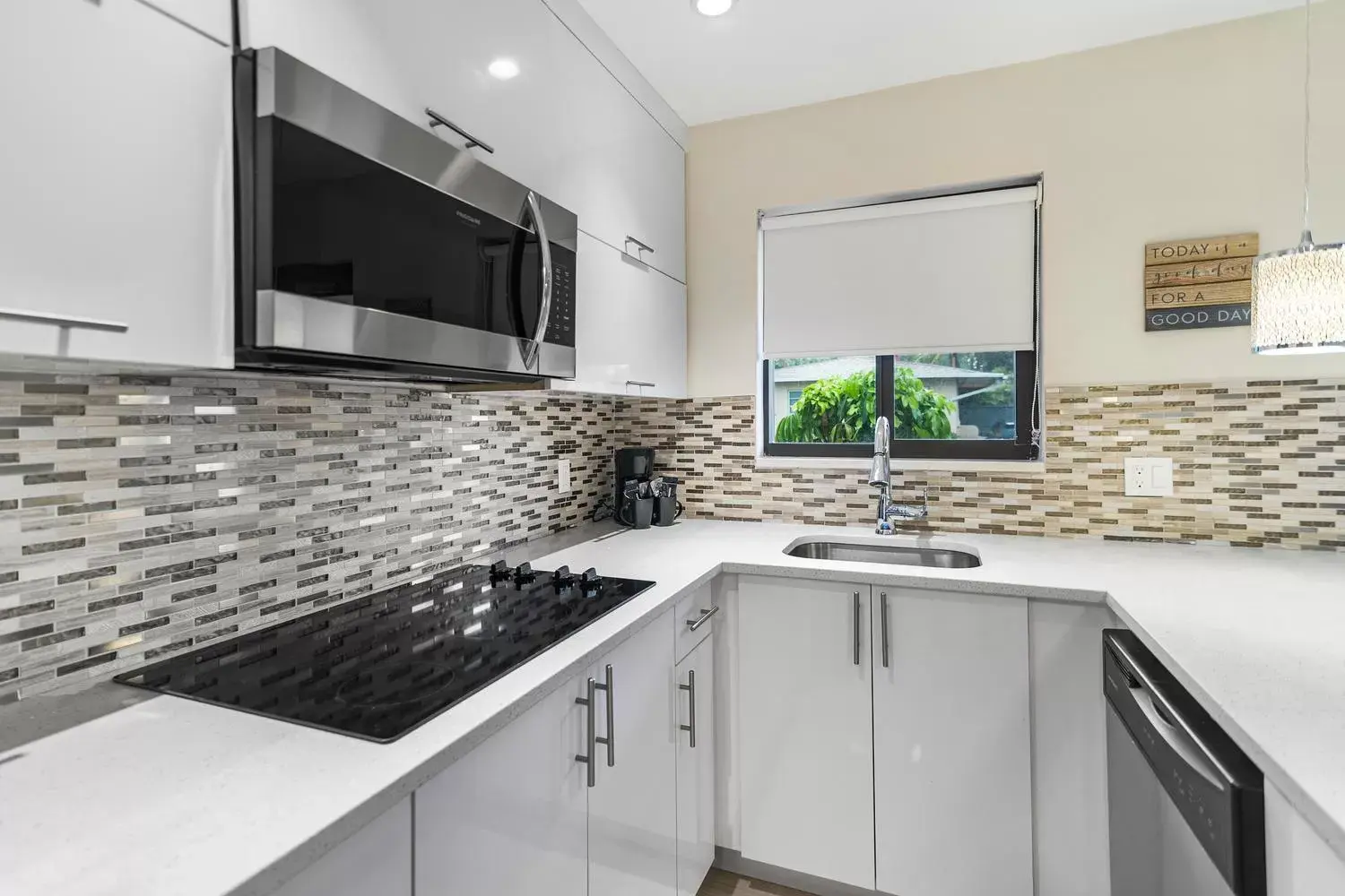 Kitchen or kitchenette, Kitchen/Kitchenette in Alani Bay Condos