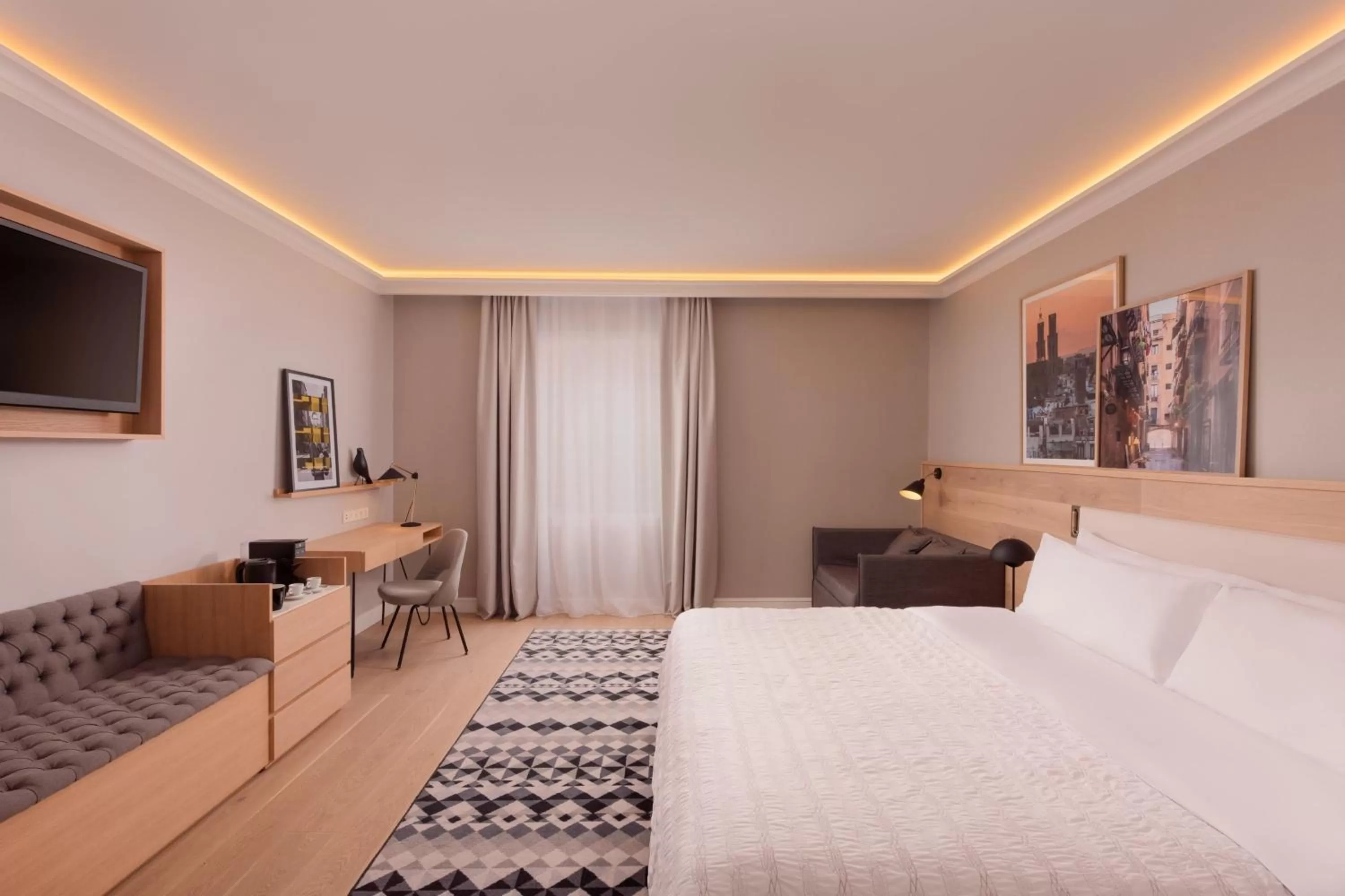 Photo of the whole room, Bed in Le Meridien Barcelona