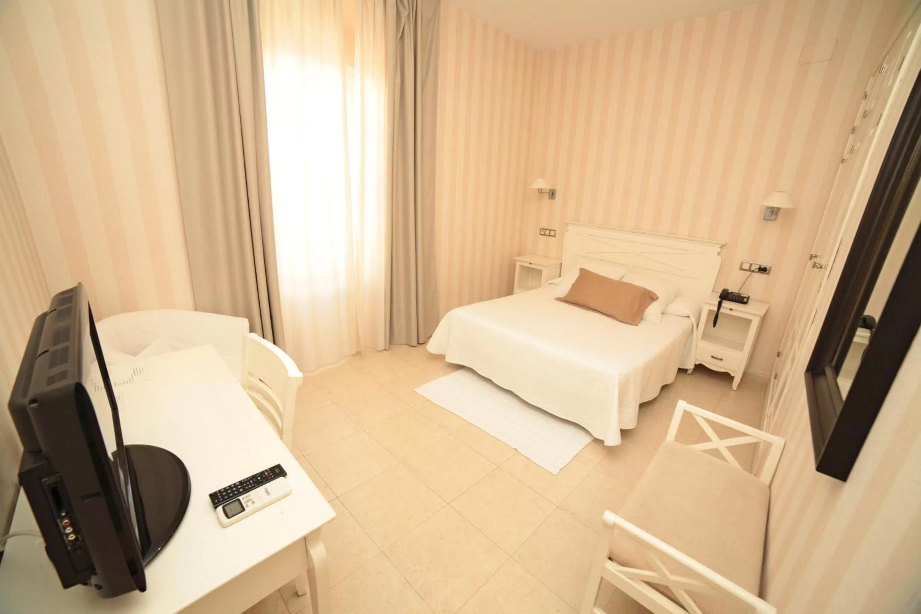 Photo of the whole room, Bed in Convento Tarifa