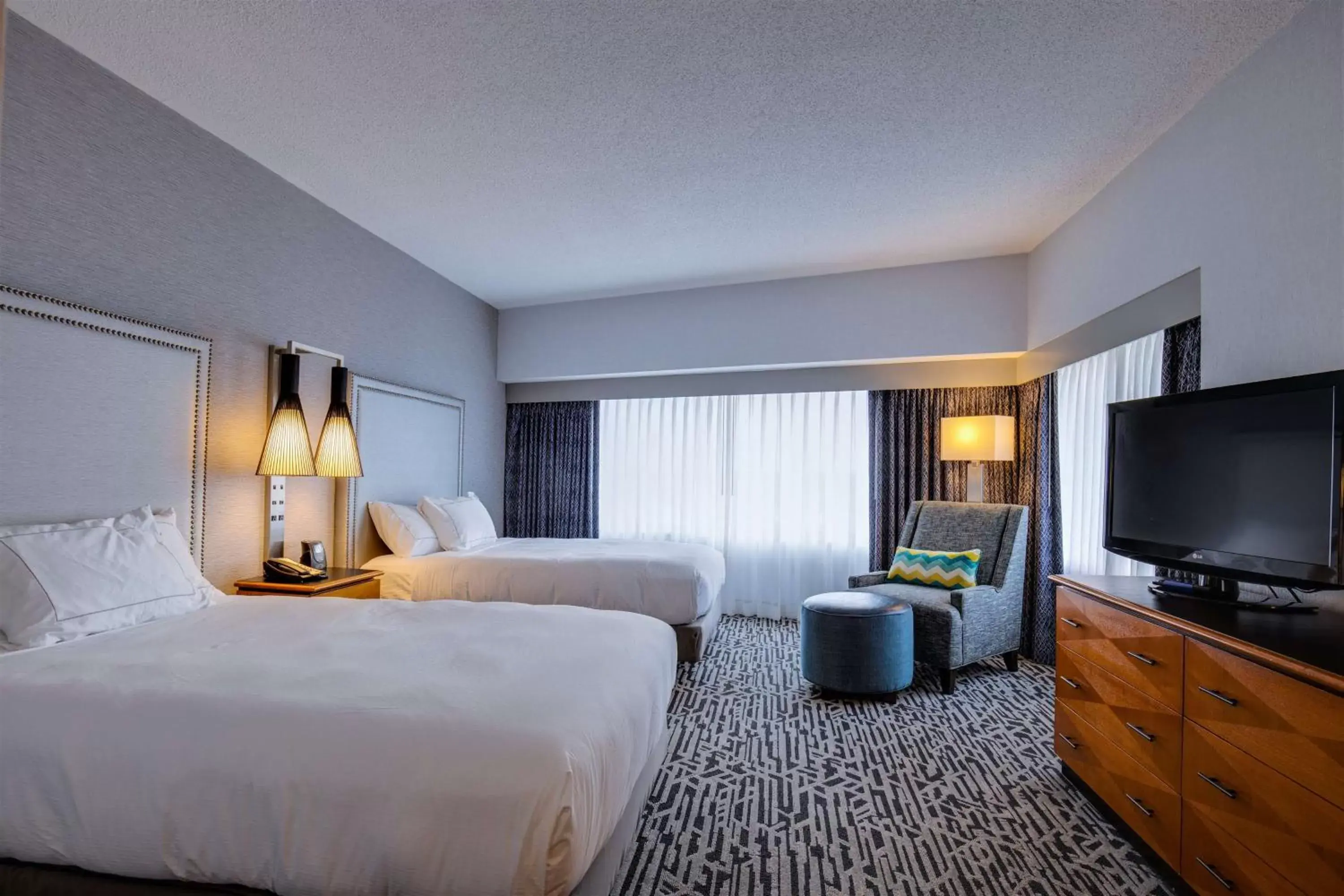 Bedroom, TV/Entertainment Center in DoubleTree Suites by Hilton Hotel & Conference Center Chicago-Downers Grove
