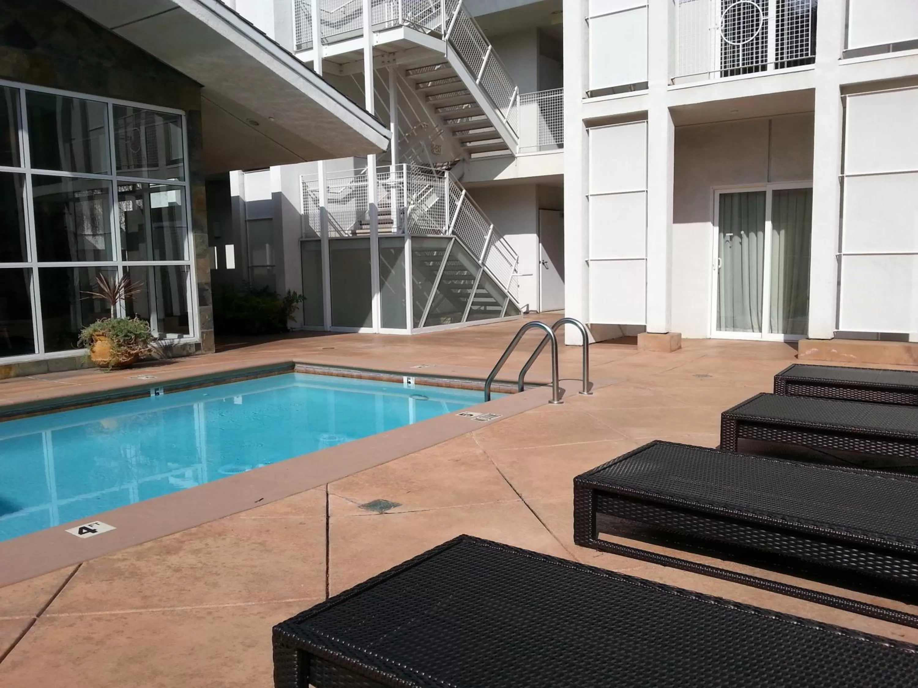 Swimming pool in Corporate Inn Sunnyvale - All-Suite Hotel