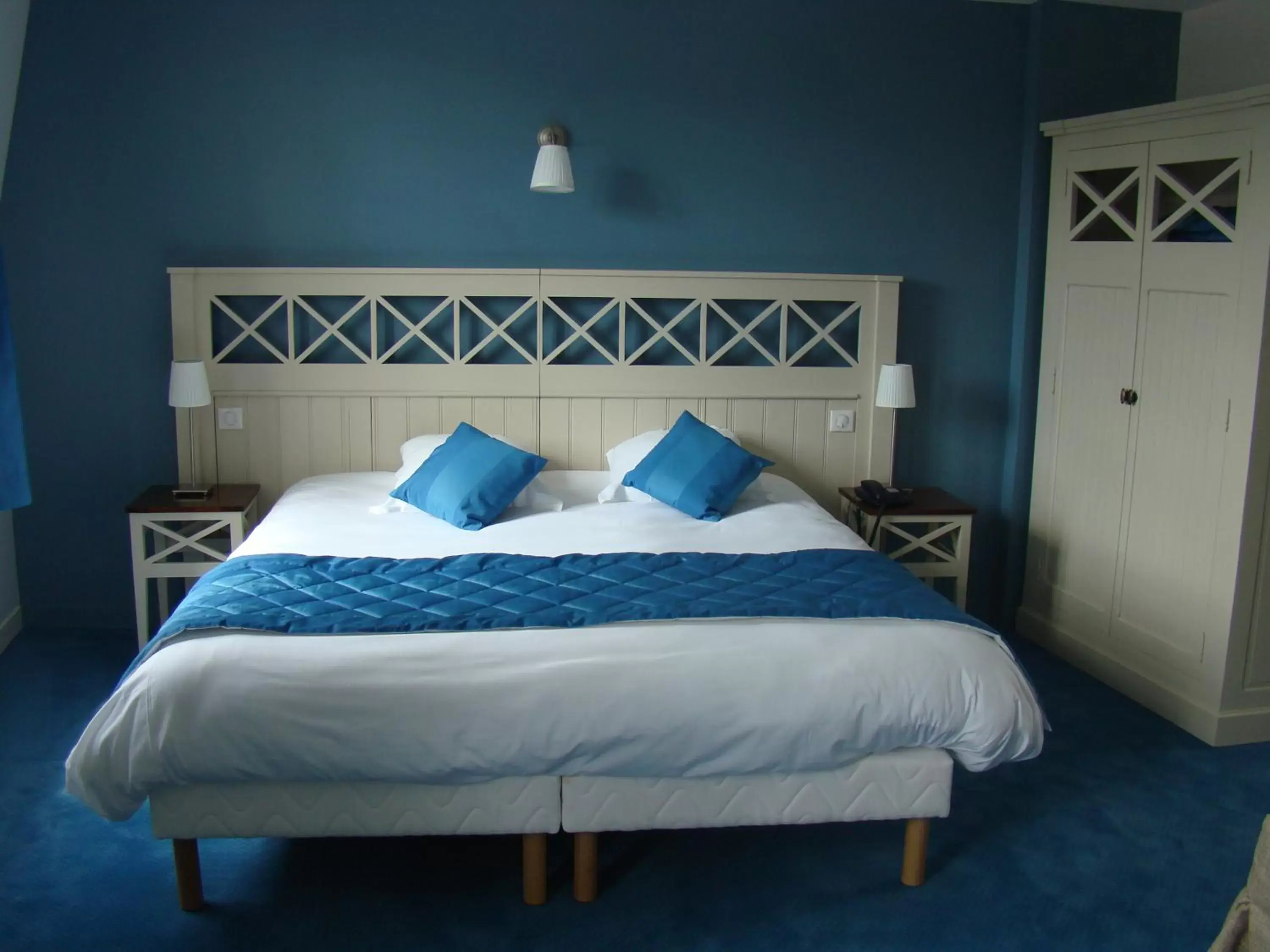 Photo of the whole room, Bed in Logis Hotel, restaurant et spa Le Relais De Broceliande