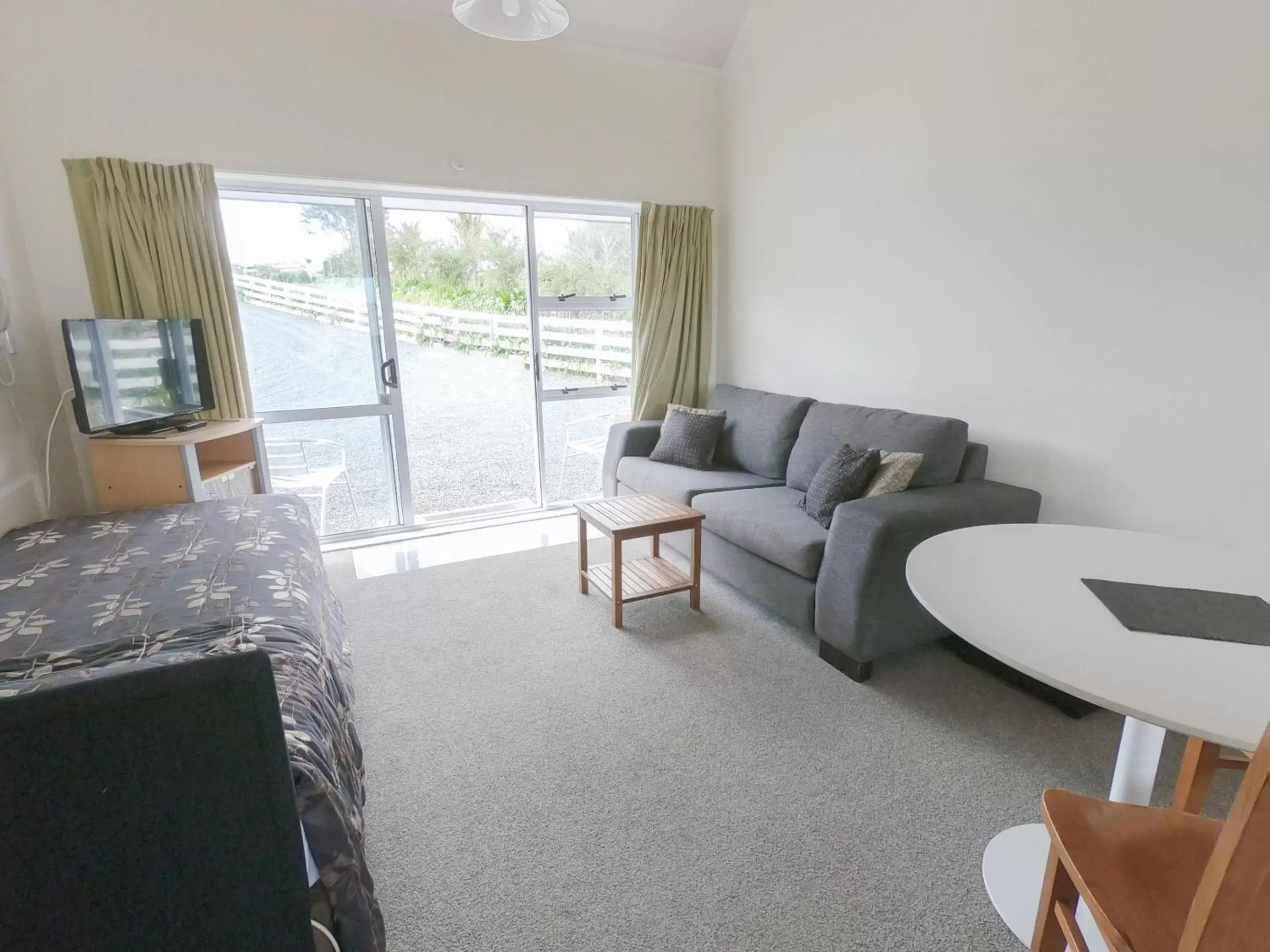 Living room, Seating Area in Castle Court Motel