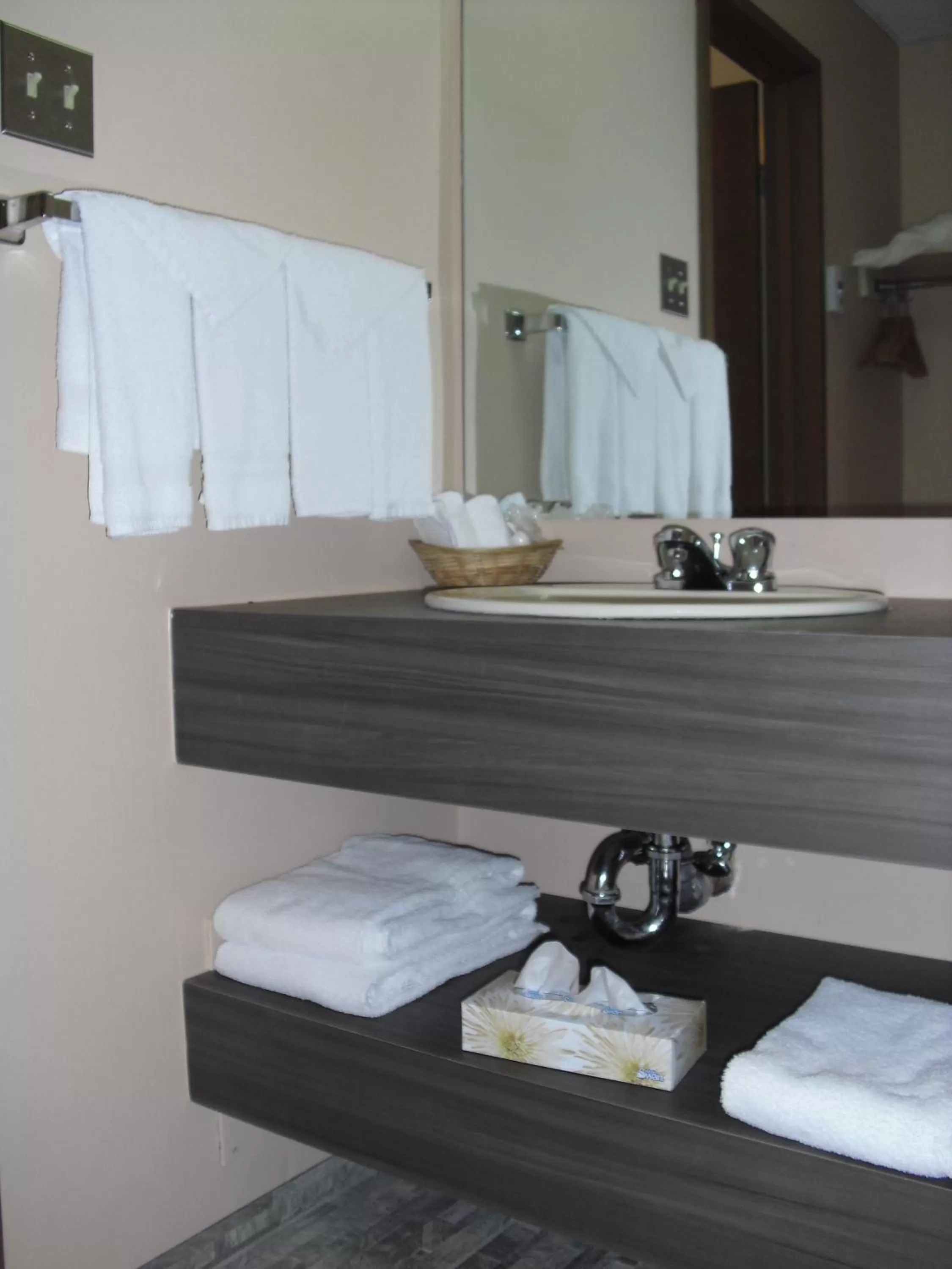 Bathroom, Bed in Auberge La Diligence