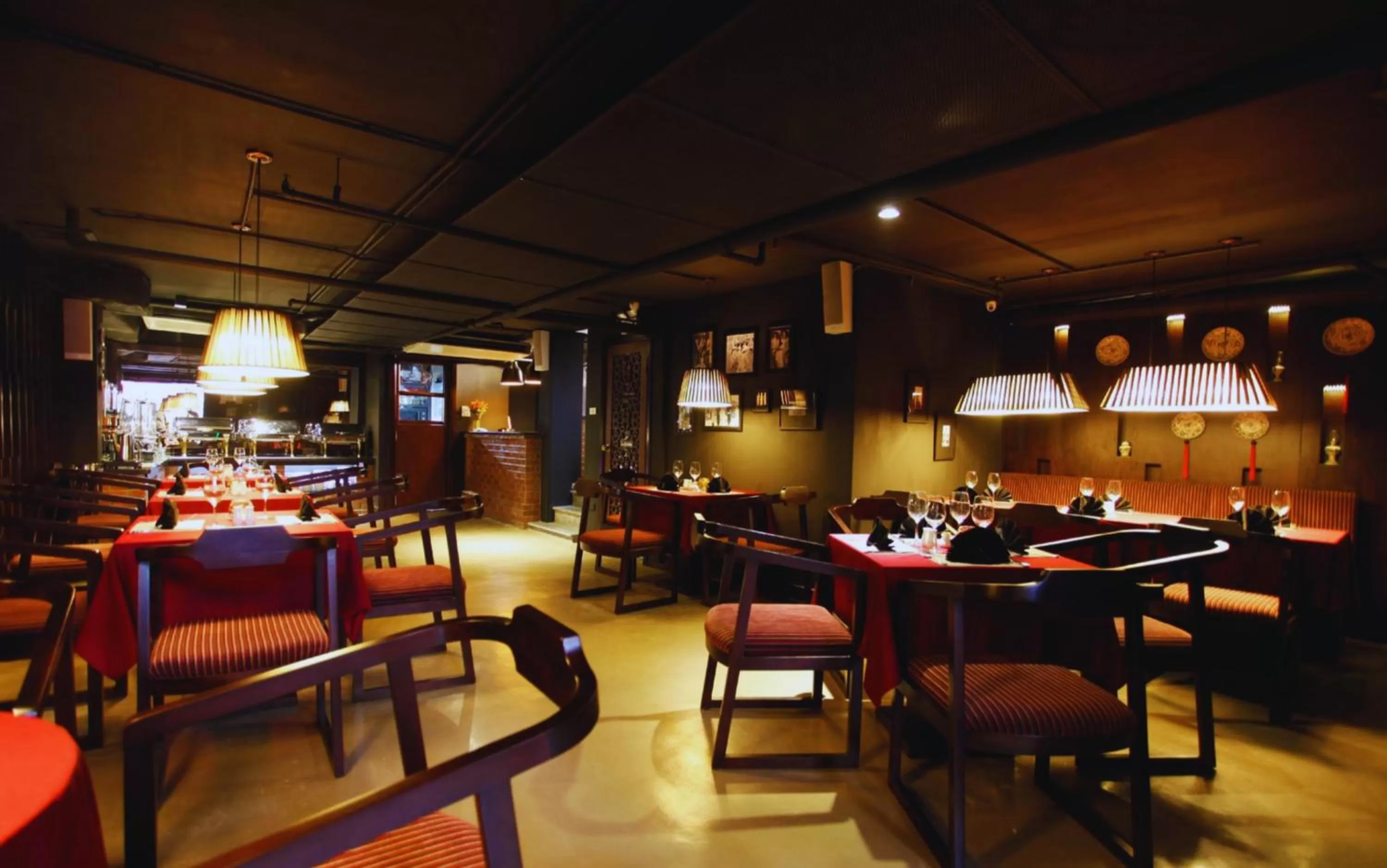 Restaurant/places to eat in Hotel Emerald Waters Classy