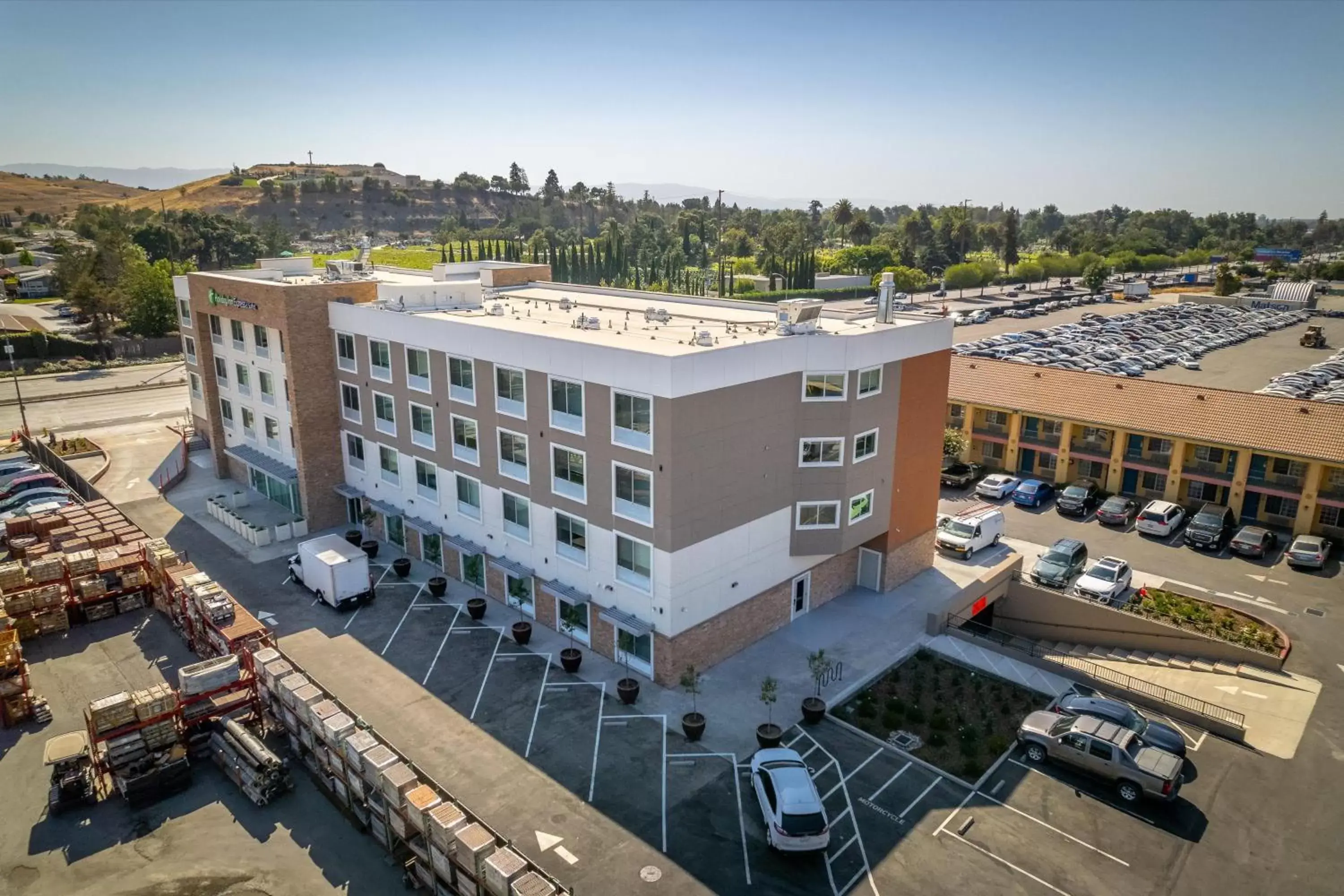 Property building, Bird's-eye View in Holiday Inn Express & Suites - San Jose Silicon Valley, an IHG Hotel