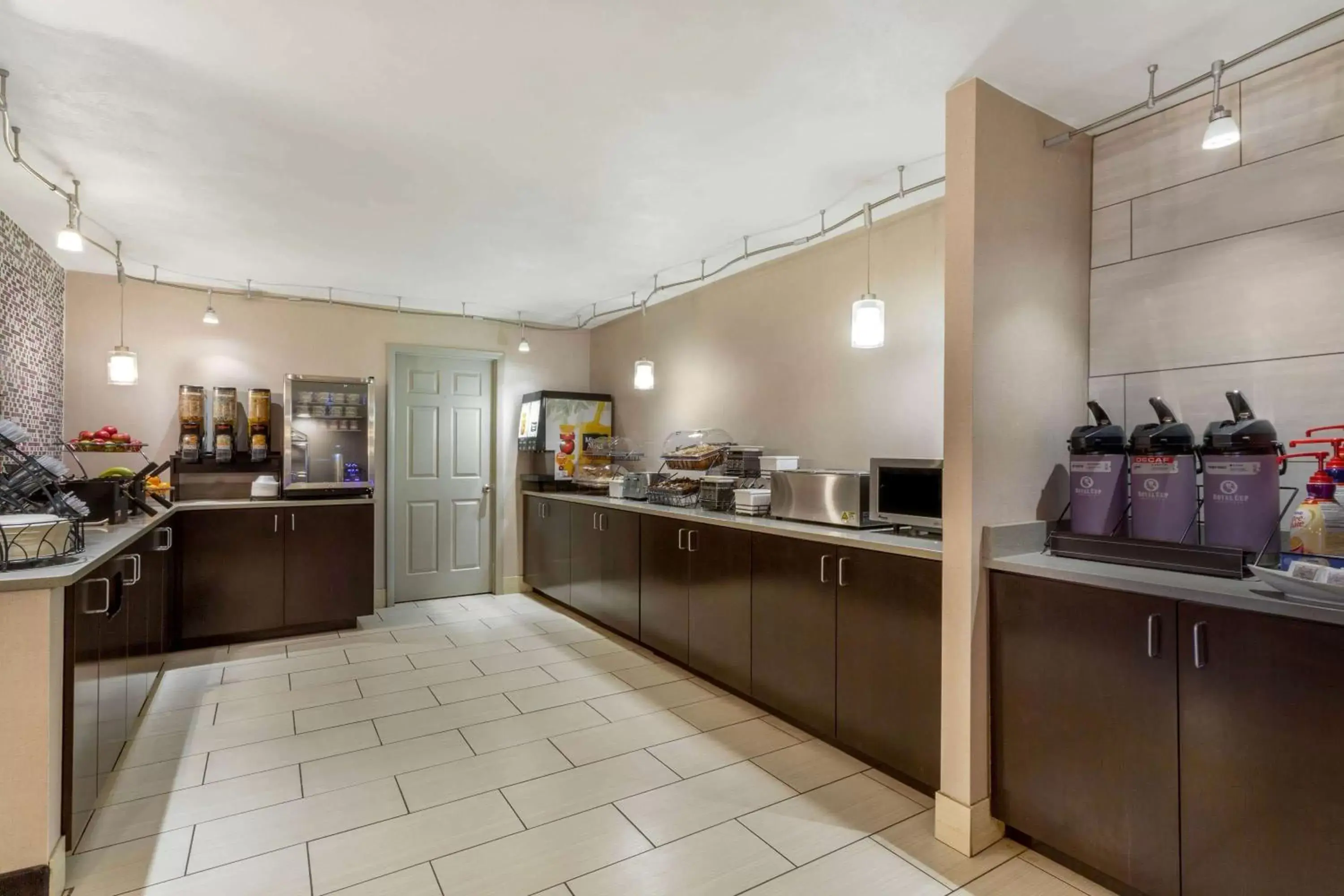 Restaurant/places to eat, Kitchen/Kitchenette in La Quinta Inn by Wyndham Binghamton - Johnson City