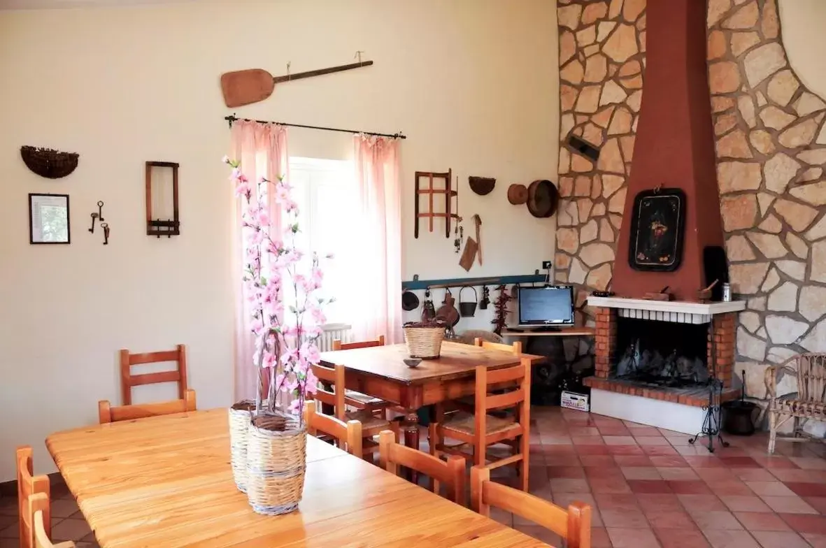 Communal lounge/ TV room, Dining Area in La Masseria di Villa Giulia