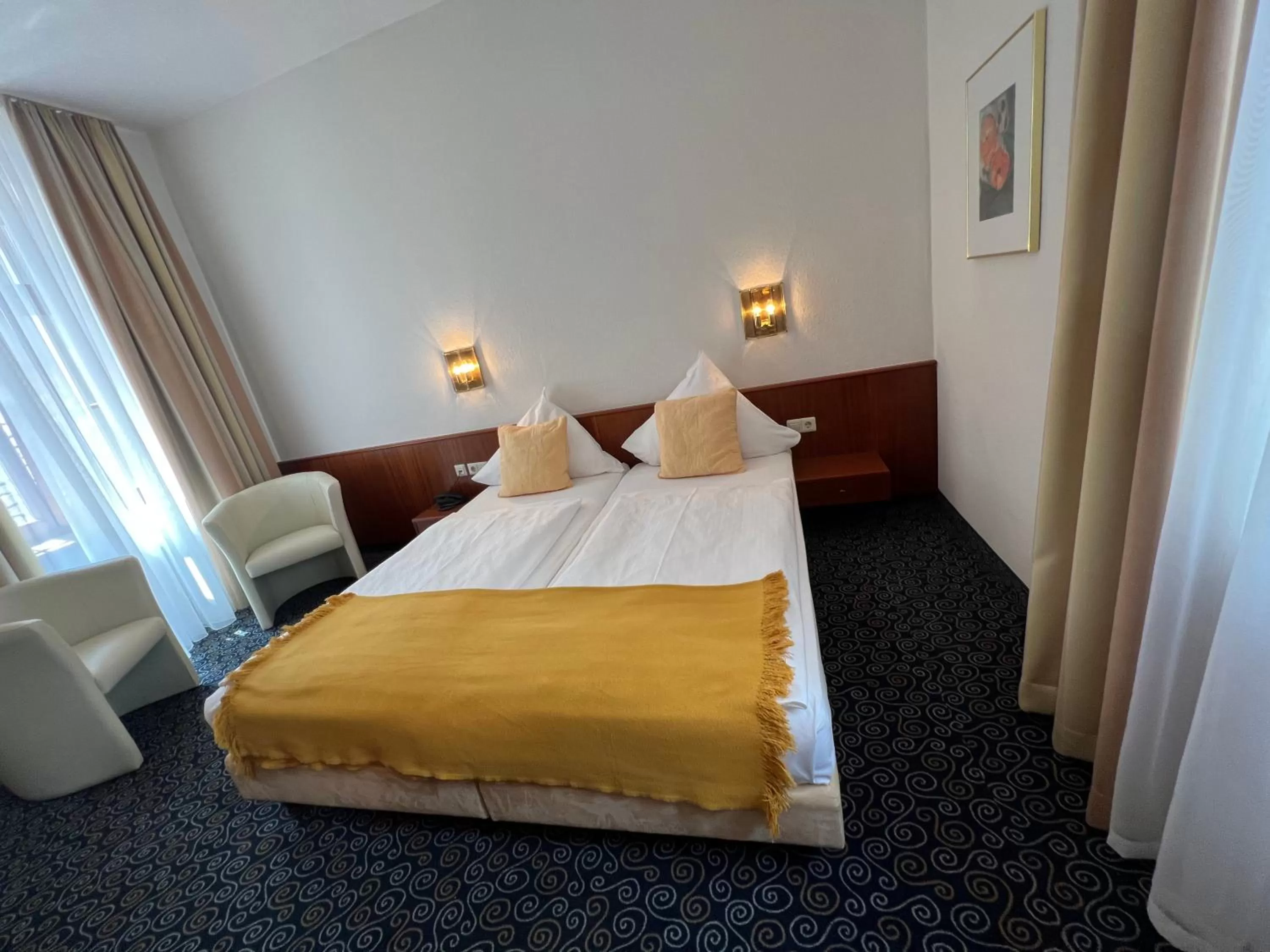 Photo of the whole room, Bed in Stadthotel
