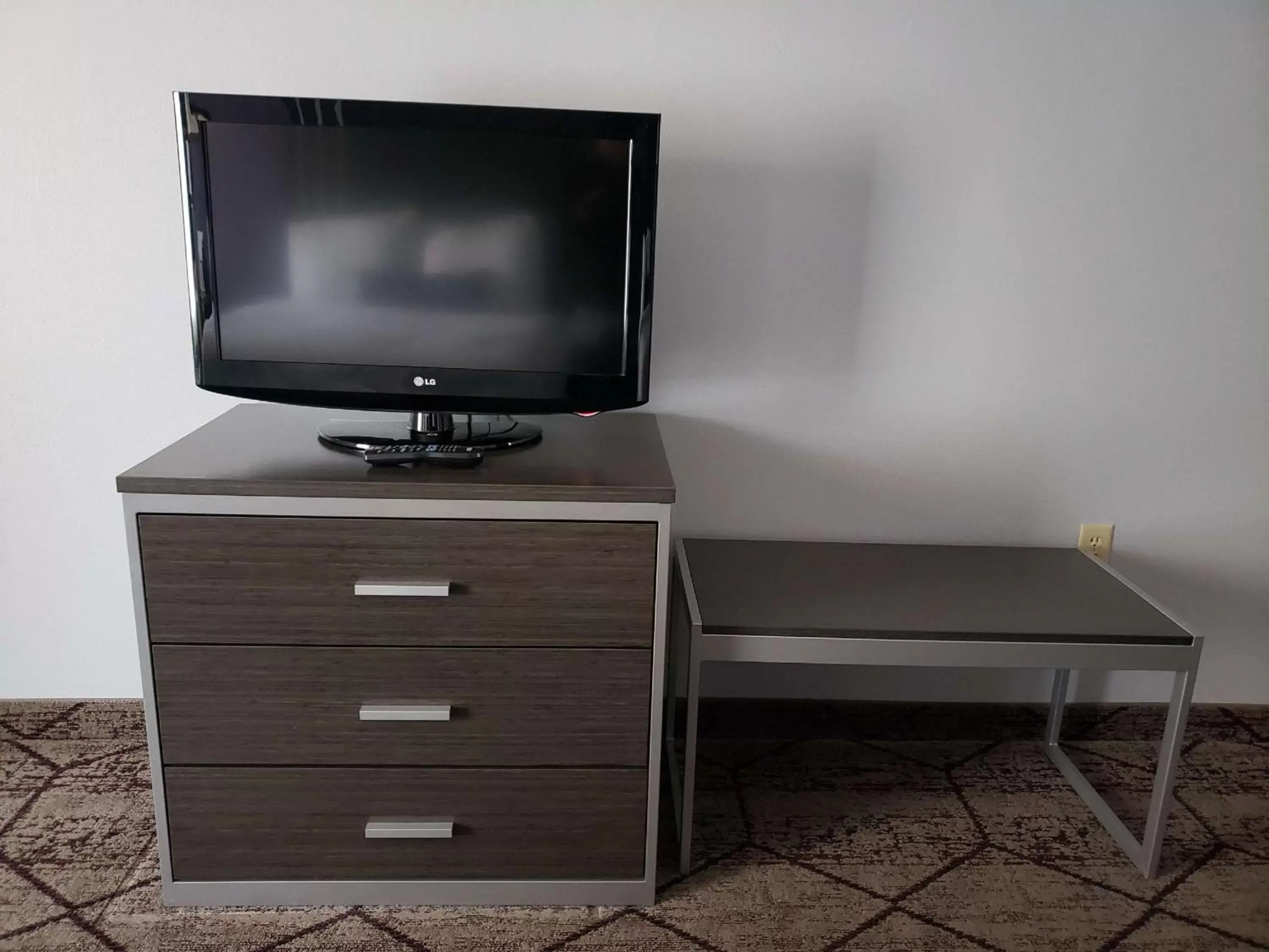 Photo of the whole room, TV/Entertainment Center in SureStay Plus Hotel by Best Western Warner Robins AFB