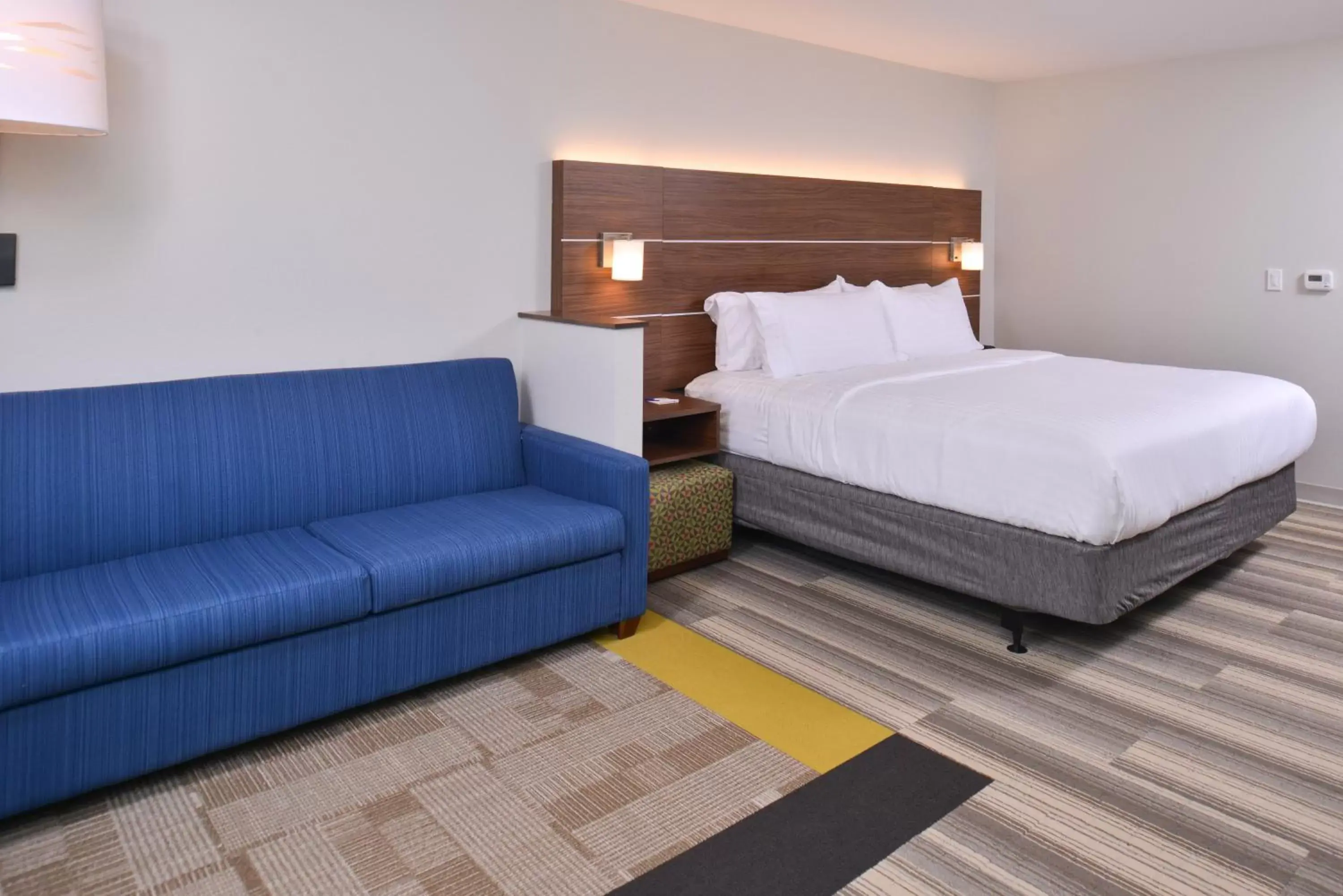 Photo of the whole room, Bed in Holiday Inn Express & Suites Omaha Airport, an IHG Hotel