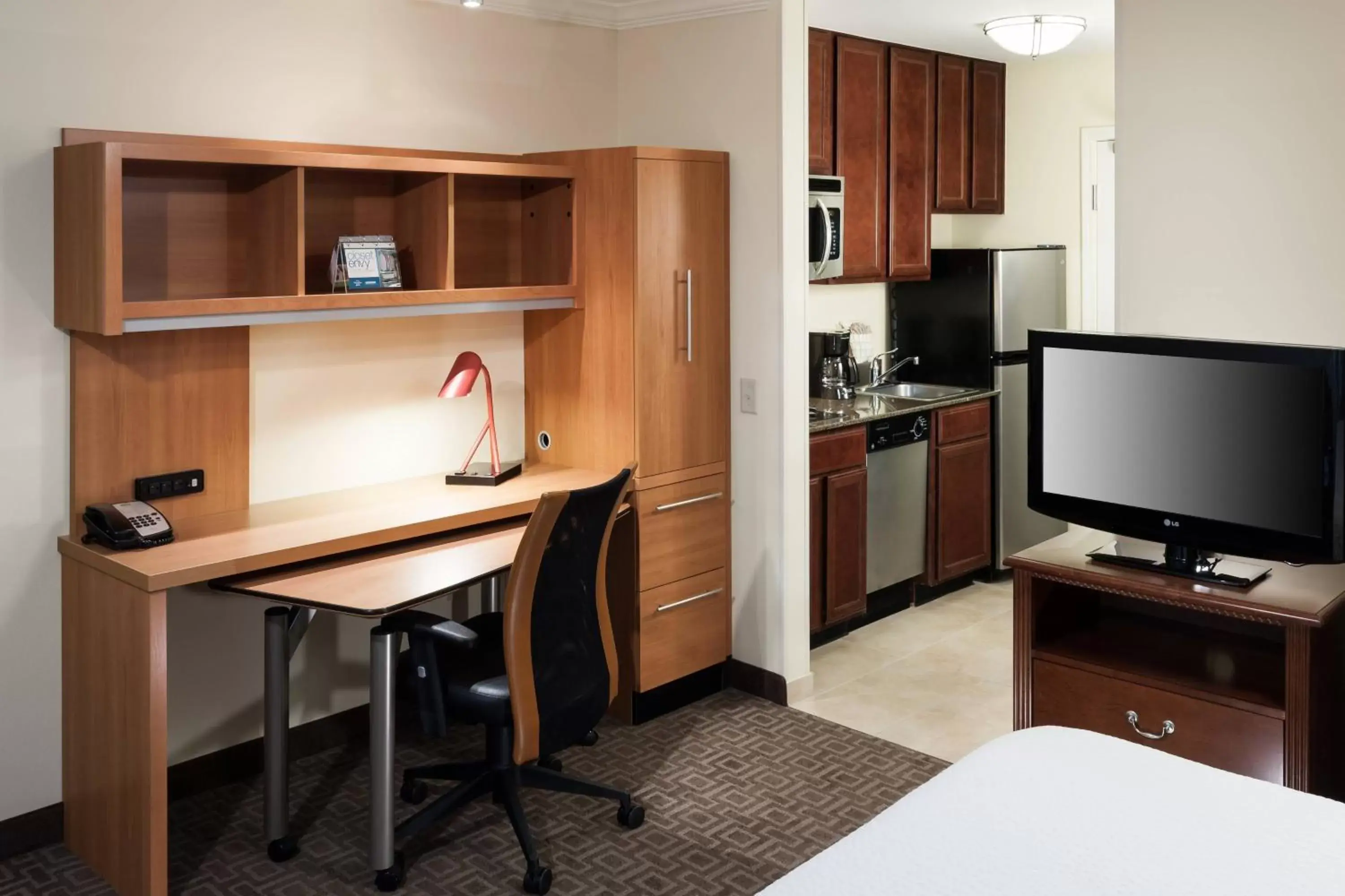 Living room, TV/Entertainment Center in TownePlace Suites by Marriott San Antonio Airport