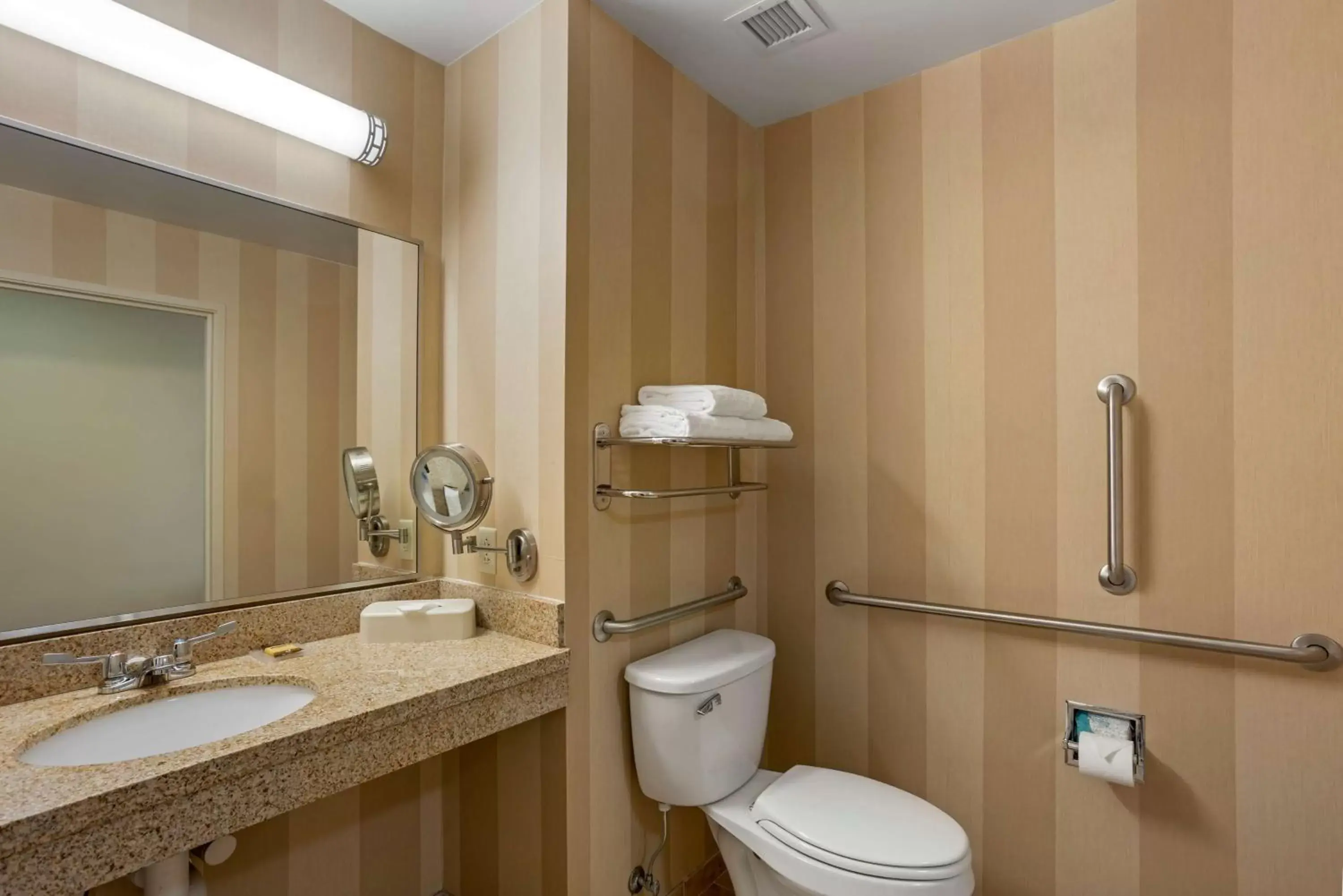 Bathroom in Best Western PLUS University Park Inn & Suites