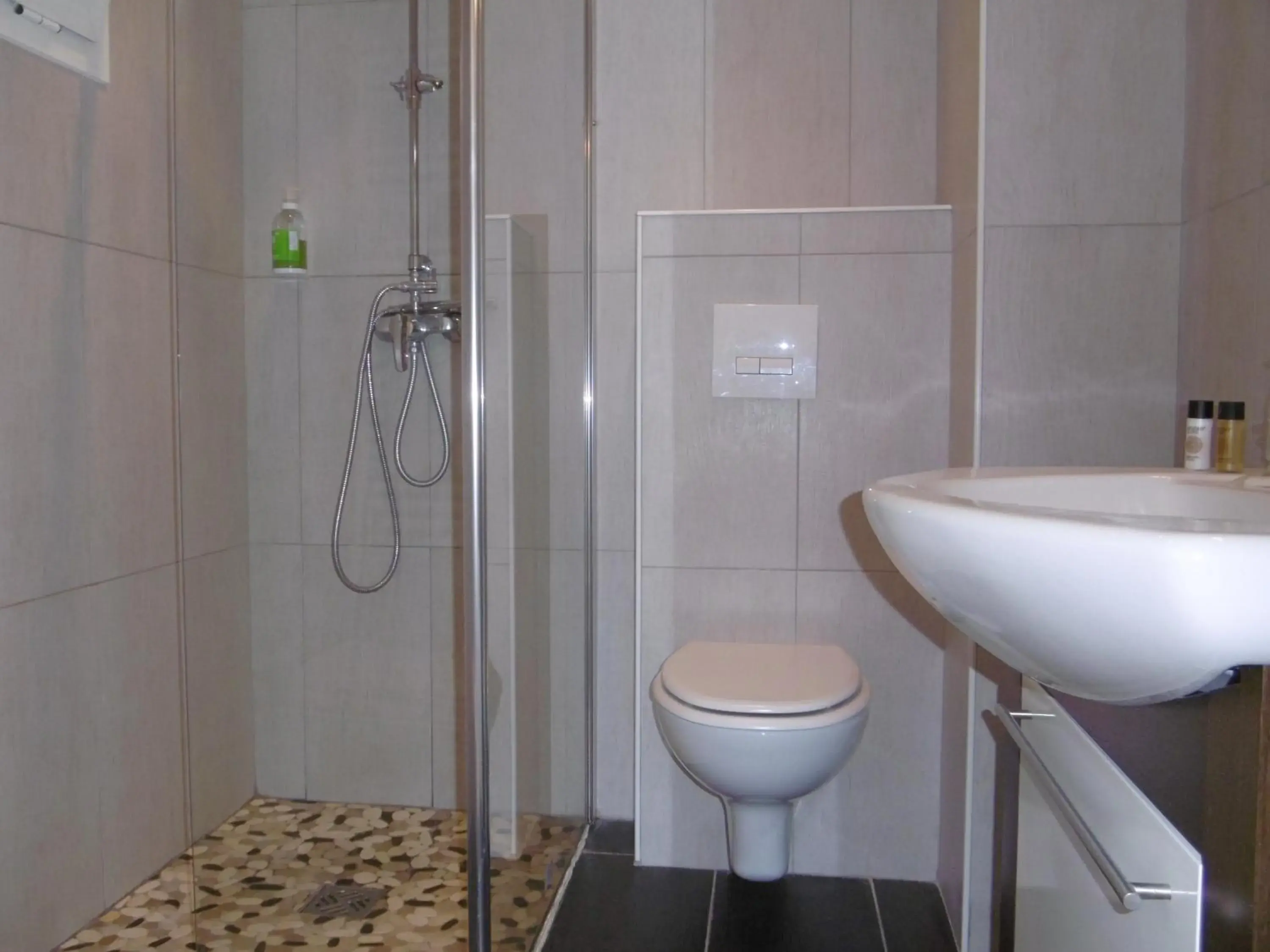 Shower, Bathroom in Hôtel La Flore