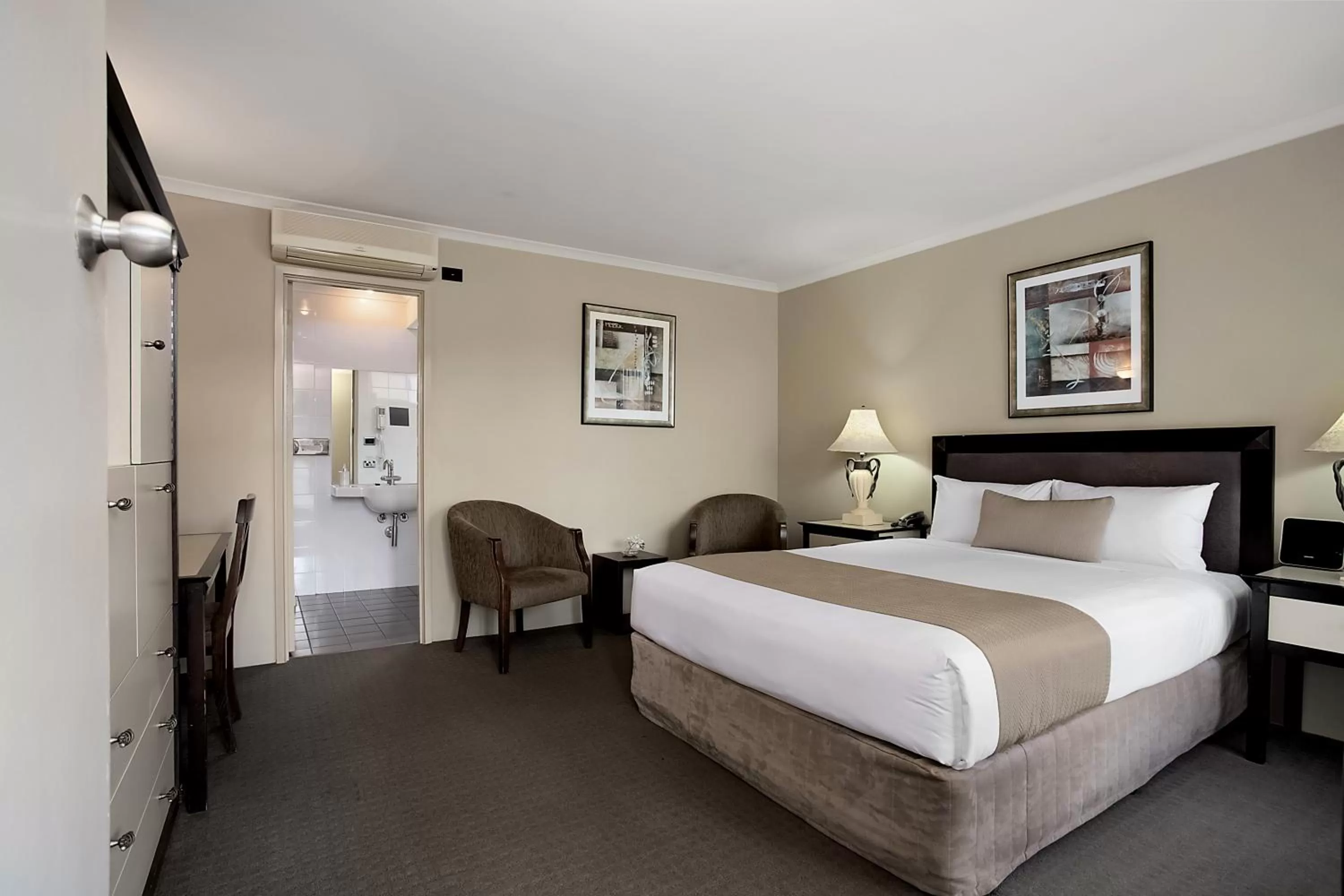 Bed in Comfort Inn On Raglan