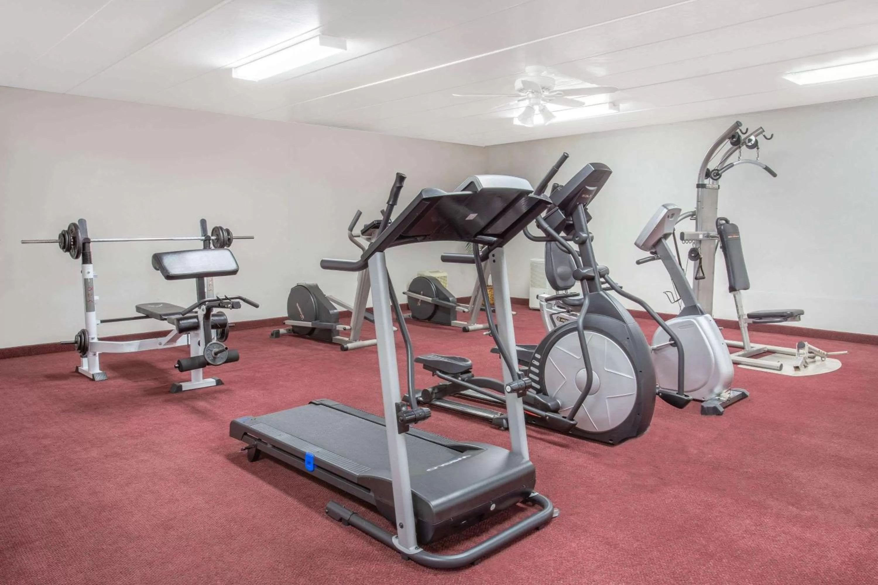Fitness centre/facilities in Super 8 by Wyndham Bedford