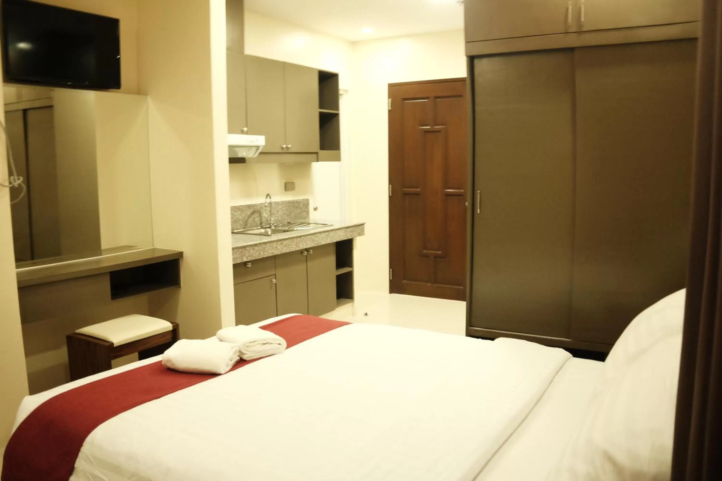 TV and multimedia, Bed in Sebastien Hotel