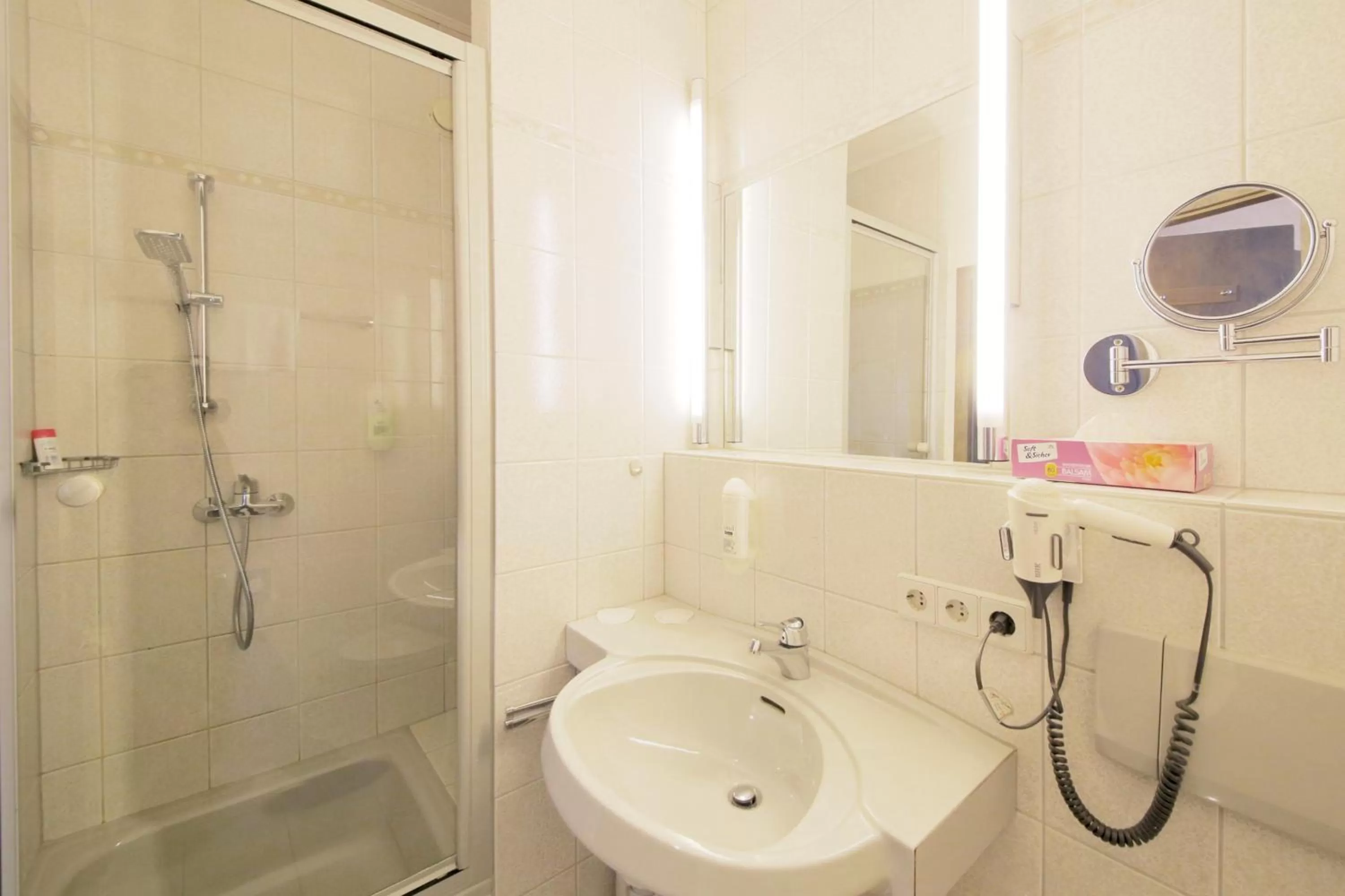 Shower in Hotel Kick