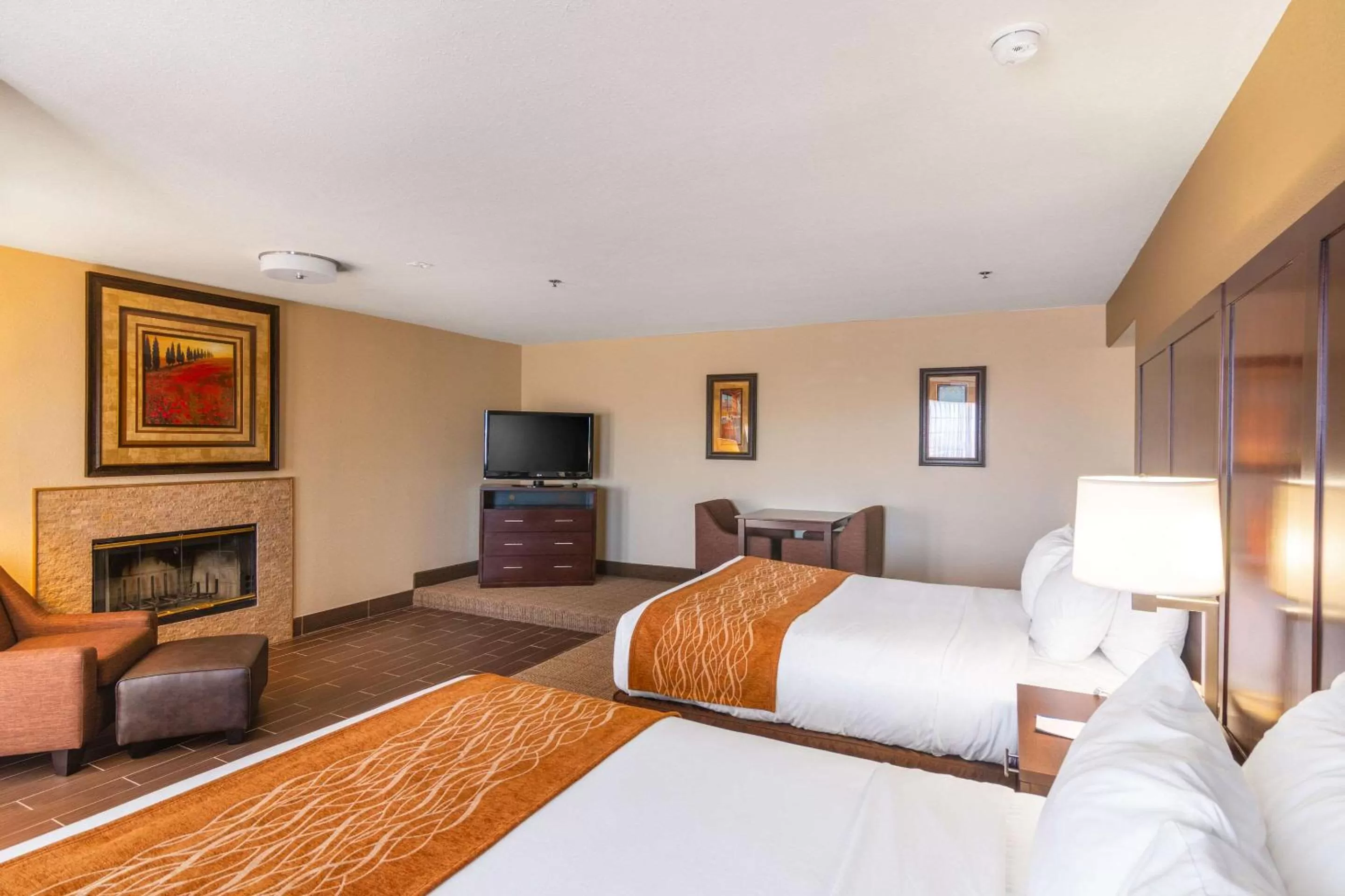 Photo of the whole room, Bed in Comfort Inn & Suites