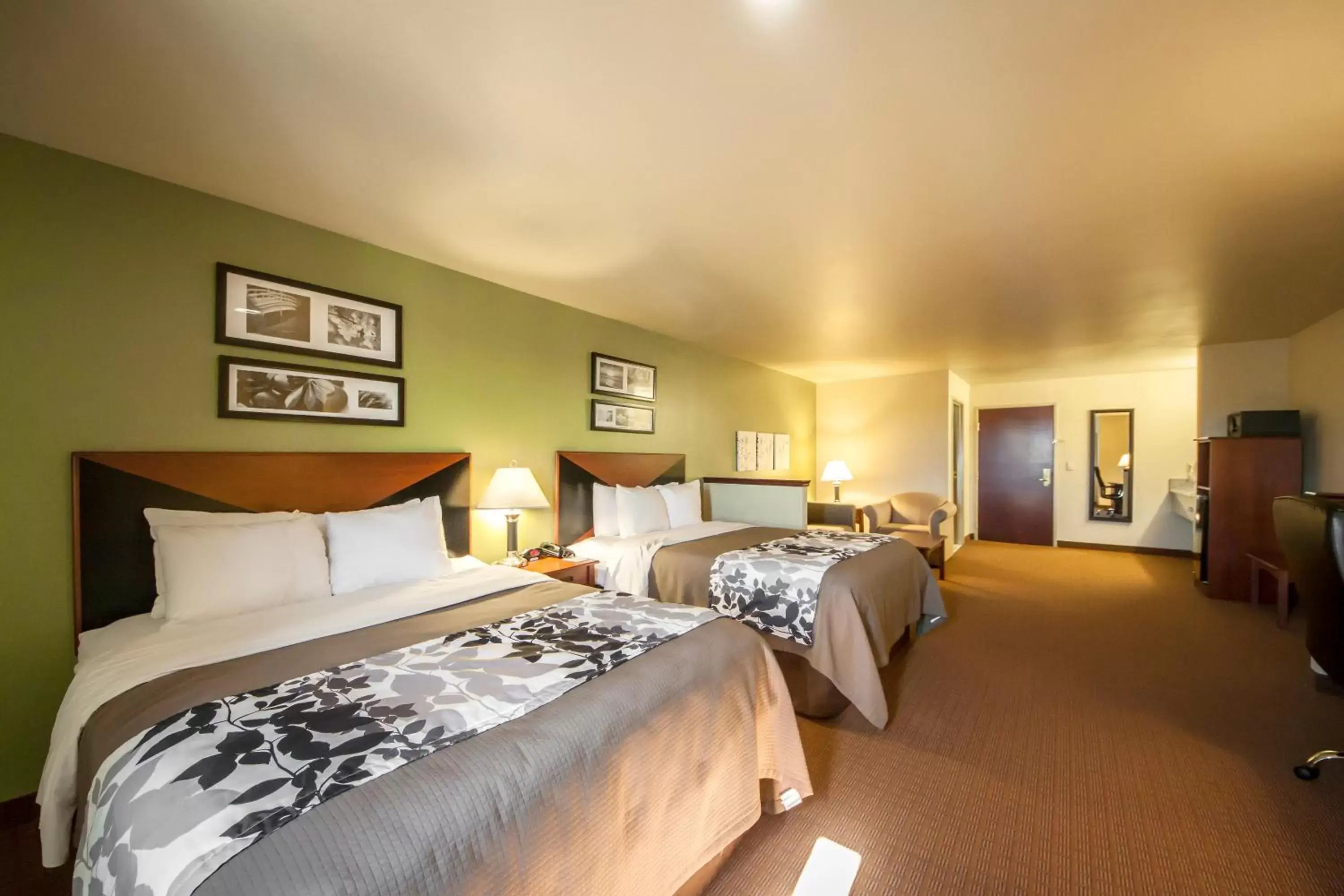 Queen Suite with Two Queen Beds in Sleep Inn and Suites Shamrock