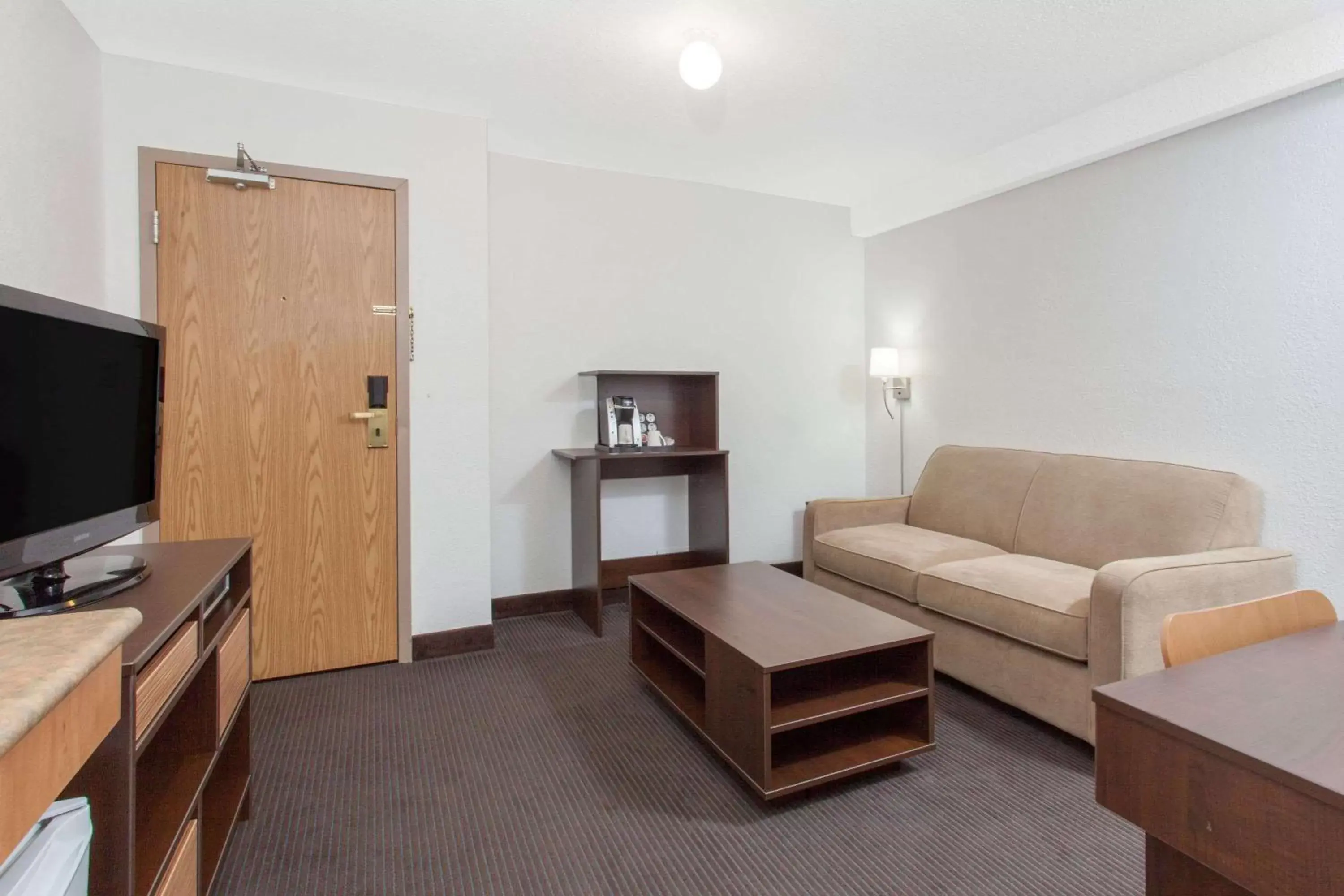 Photo of the whole room in Super 8 by Wyndham Kenora Photo of the whole room in Super 8 by Wyndham Kenora