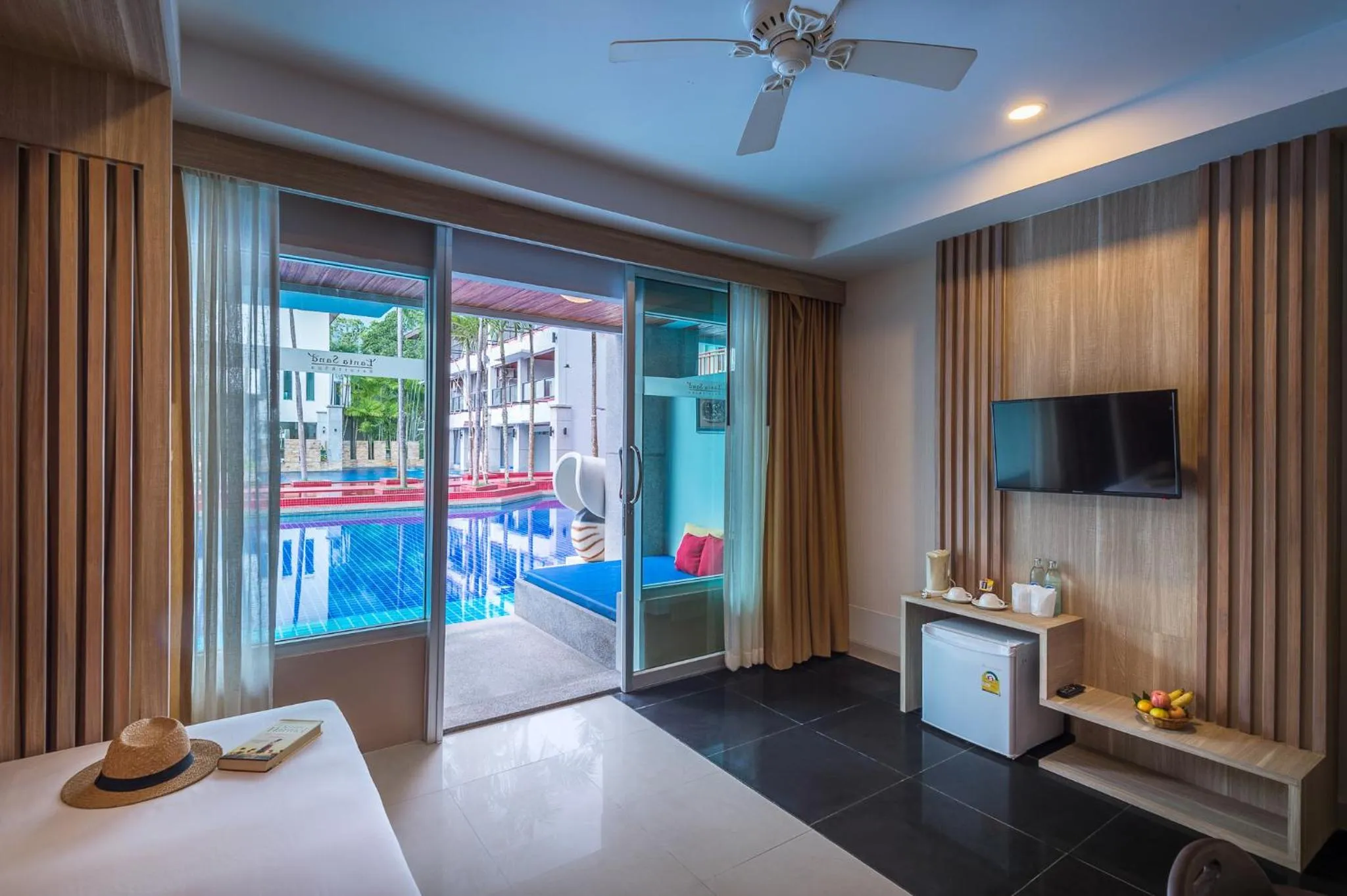 TV and multimedia, Bed in Lanta Sand Resort & Spa