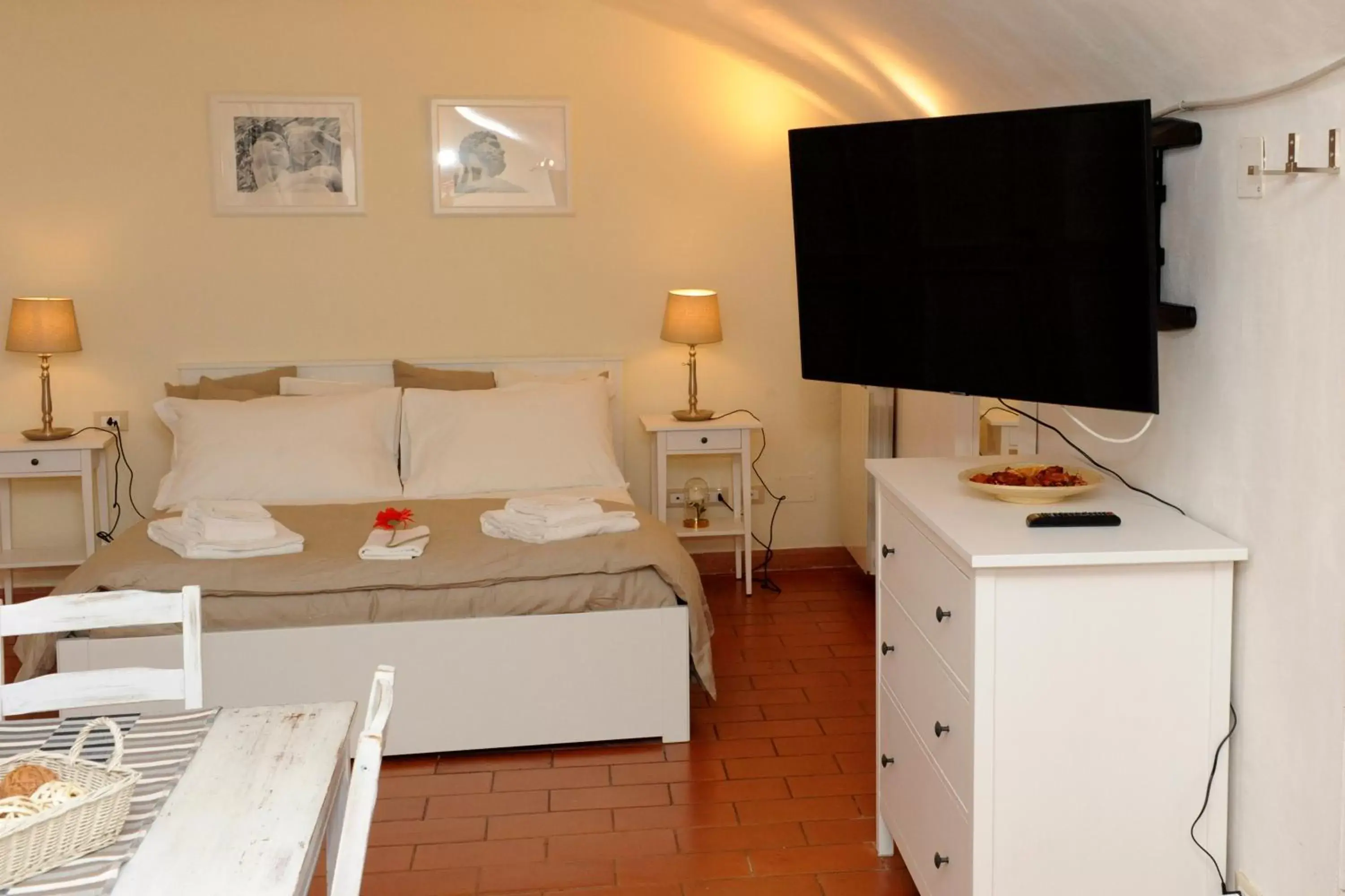 TV and multimedia, Bed in Pontevecchio Relais